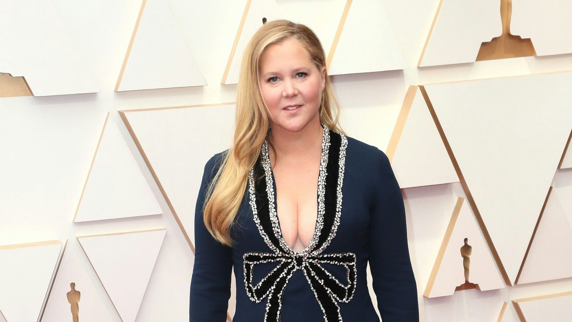 Download von www.picturedesk.com am 28.03.2022 (00:24).  HOLLYWOOD, CALIFORNIA - MARCH 27: Amy Schumer attends the 94th Annual Academy Awards at Hollywood and Highland on March 27, 2022 in Hollywood, California. David Livingston/Getty Images/AFP.== FOR NEWSPAPERS, INTERNET, TELCOS & TELEVISION USE ONLY == - 20220327_PD12128 - Rechteinfo: Rights Managed (RM) Fotografische Urheberrechte sind garantiert. Der Kunde selbst hat insbesondere die Persönlichkeitsrechte der abgebildeten Personen in eigener Verantwortung zu beachten (AGBs Punkt 5). Nur für redaktionelle Nutzung durch Tageszeitungen und Onlinemedien!