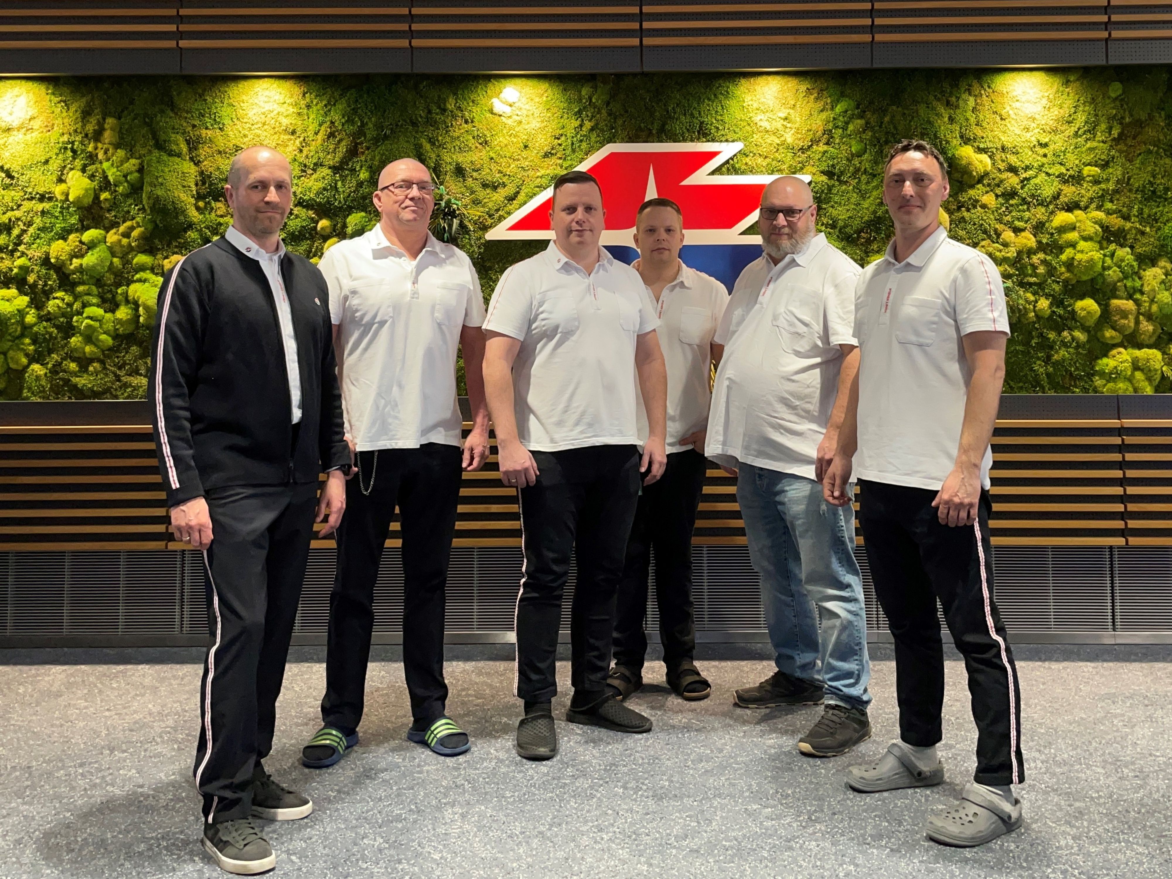 Georg Koller, Michael Forstner, Heinrich Bauer, Julian Seif, Martin Wondrak und Martin Kulmann begaben sich in Isolation, um den Betrieb zu sichern.