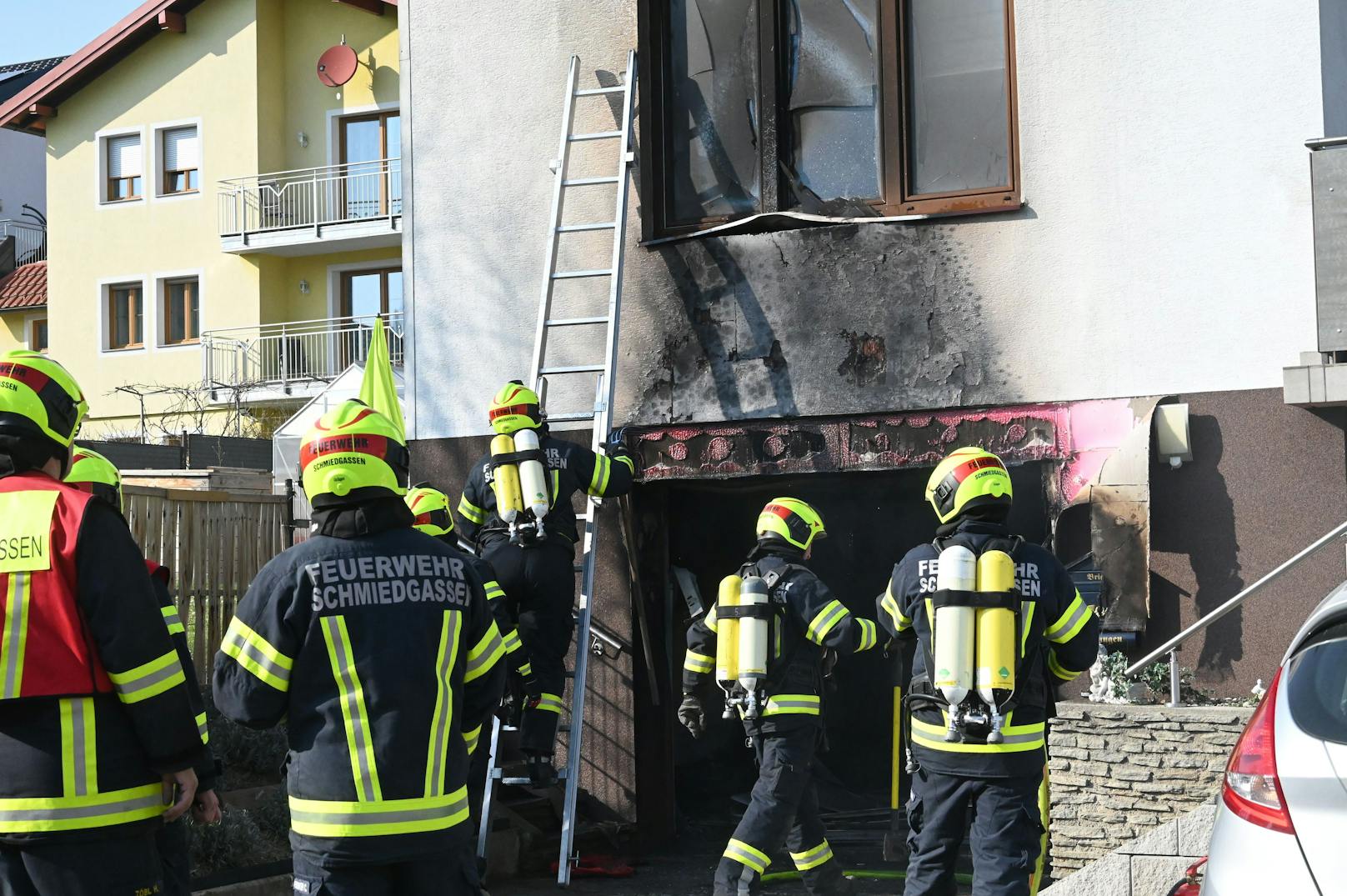 Die Flammen griffen bereits auf das Haus über.