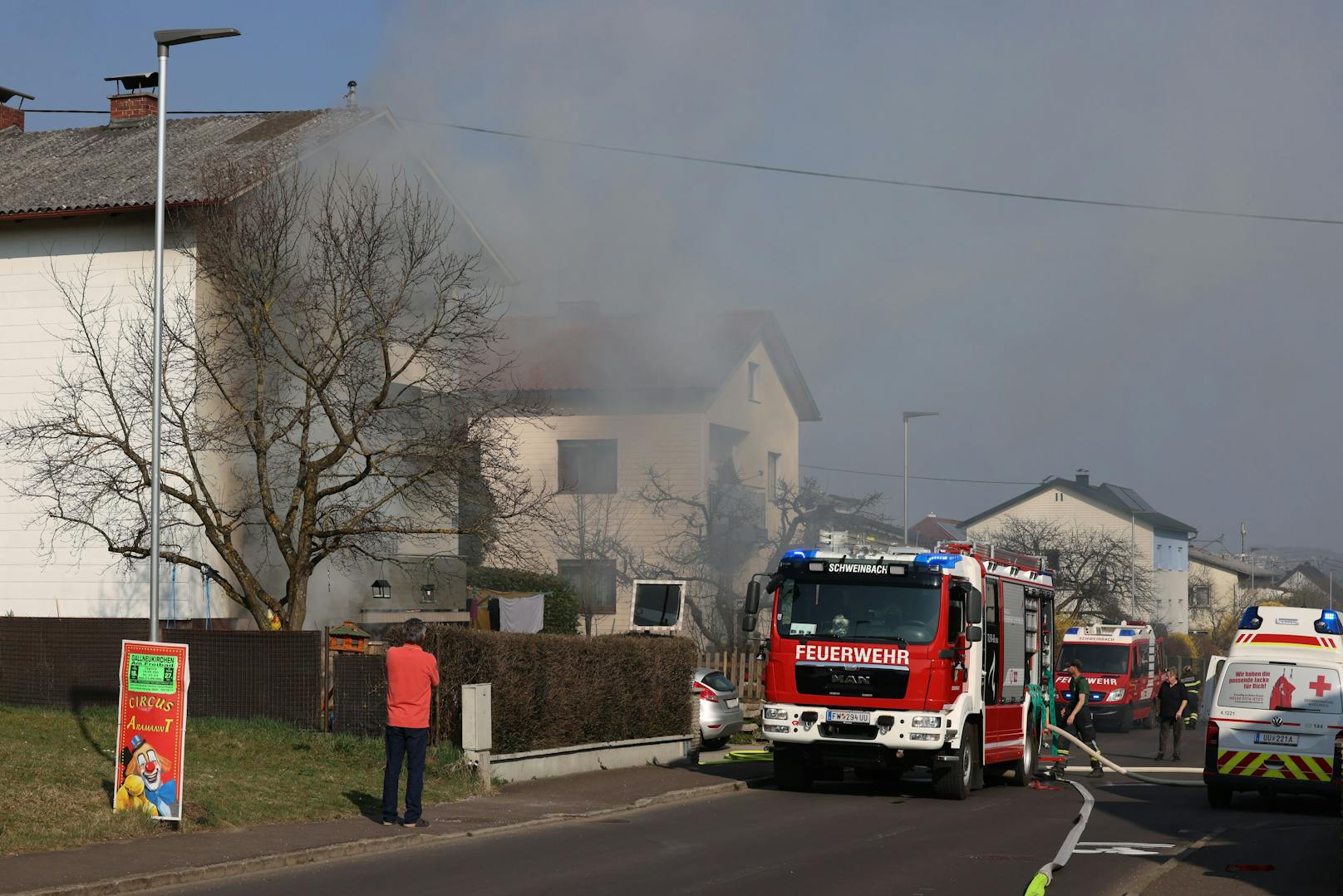 Die Feuerwehr Hagenberg rückte mit einem Atemschutzfahrzeug an.