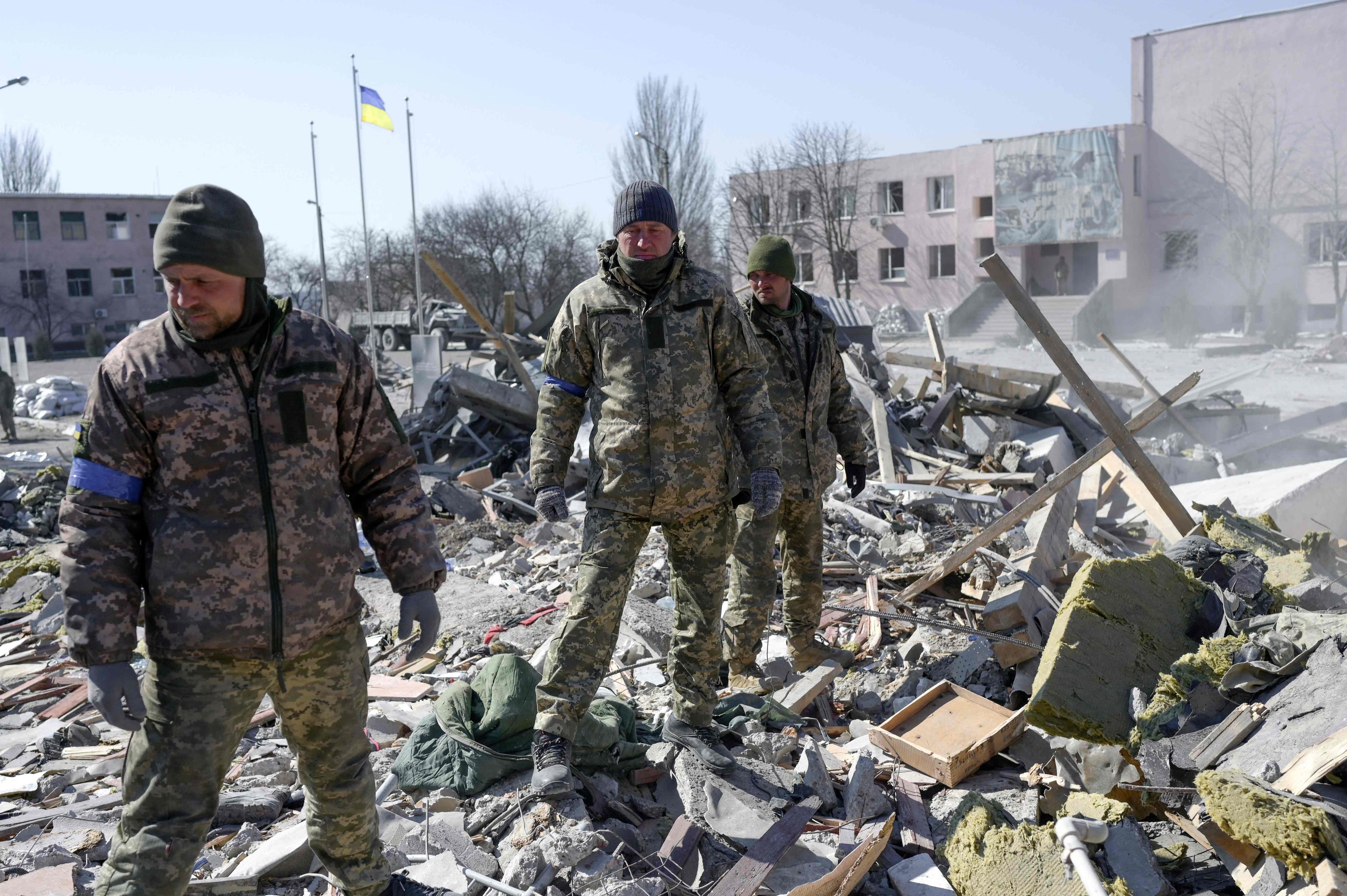 Download von www.picturedesk.com am 28.03.2022 (20:36).  Ukranien soldiers search for bodies in the debris at the military school hit by Russian rockets the day before, in Mykolaiv, southern Ukraine, on March 19, 2022. - Ukrainian media reported that Russian forces had carried out a large-scale air strike on Mykolaiv, killing at least 40 Ukrainian soldiers at their brigade headquarters. (Photo by BULENT KILIC / AFP) - 20220319_PD3139 - Rechteinfo: Rights Managed (RM) Nur für redaktionelle Nutzung! Werbliche Nutzung erfordert Freigabe: bitte schicken Sie uns eine Anfrage.