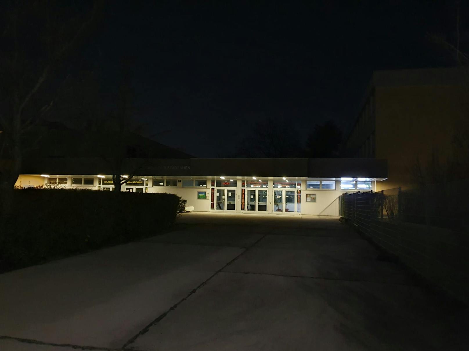 Mord-Alarm am Montag in Wien-Simmering! Ein 46-jähriger Schulwart ist in einer Schule mit Stich- und Schnittverletzungen entdeckt worden.