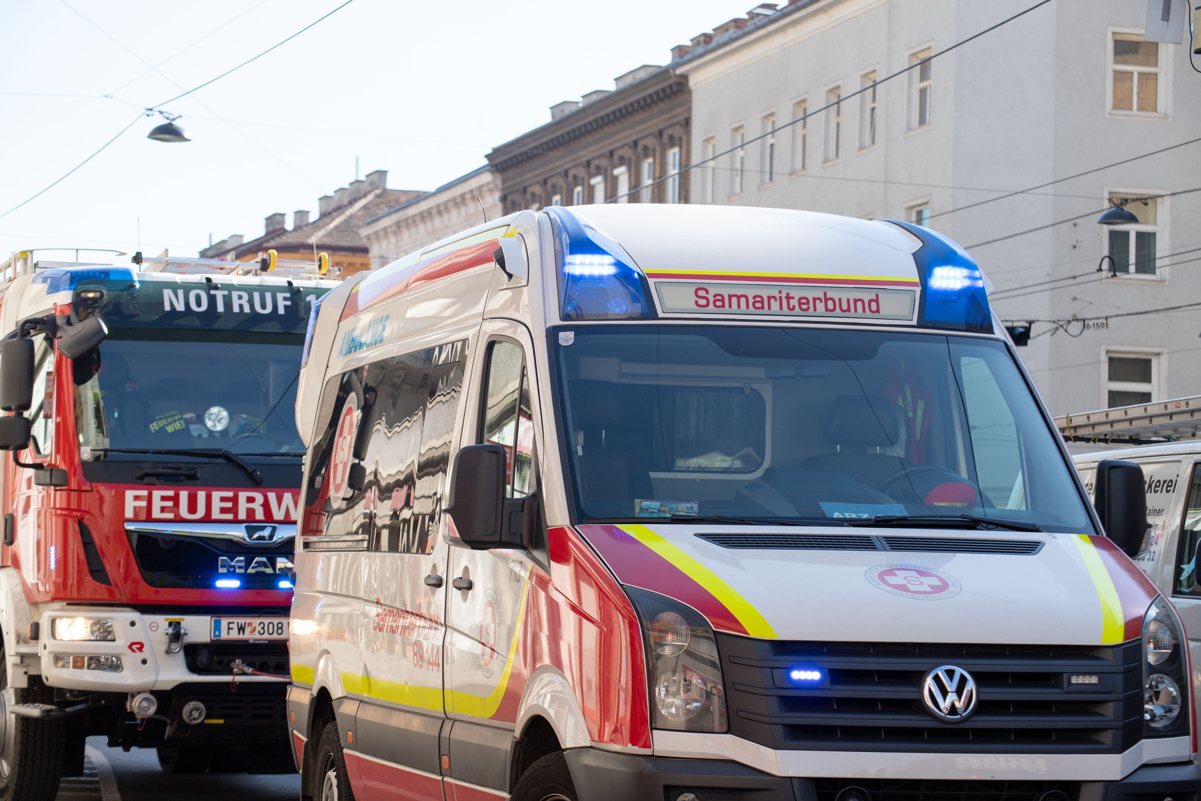 Der blutverschmierte Alkolenker ließ sein brennendes Auto zurück.