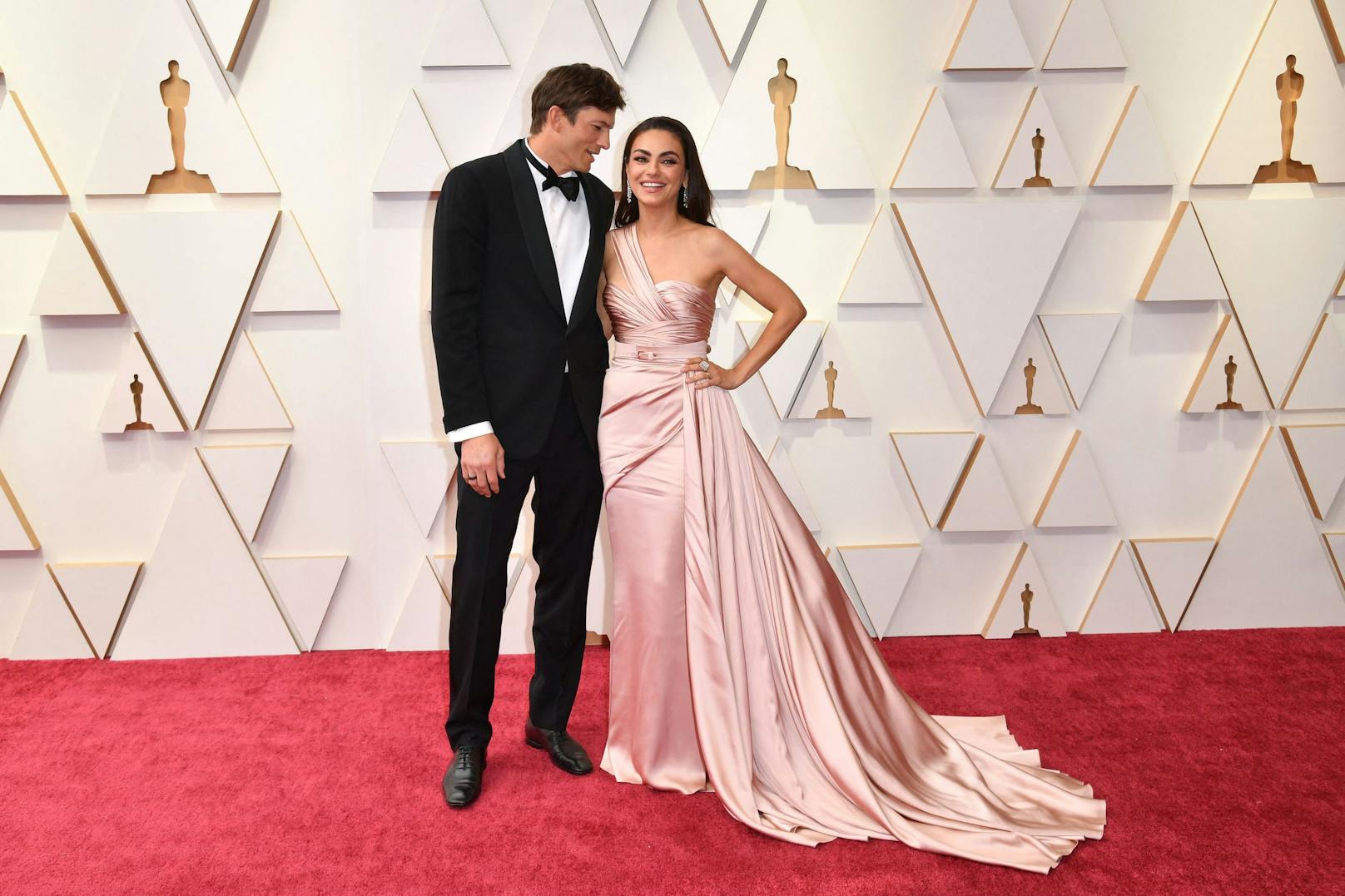 Schauspieler Ashton Kutcher mit seiner Frau <strong>Mila Kunis</strong>. Die Schauspielerin strahlte in einer der wenigen großen Oscar-Robe des Abends von <strong>Zuhair Murad</strong>.
