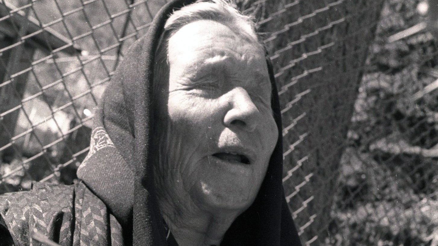 Download von www.picturedesk.com am 28.03.2022 (14:23).  epa05060104 A photograph made available on 08 December 2015 abd dated 1994 showing Bulgarian clairvoyante Baba Wanga, (1911 - 1996) at her home in the Rupite, the town of Petrich, Bulgaria. Media reports on 08 December 2015 state that Baba Wanga who died twenty years ago and is claimed to have predicted the 2004 tsunami and the 9/11 attacks on Twin Towers in New York warned of an invasion of Europe by Islamic State (IS) in 2016. EPA/VIKTOR GILOTAY BLACK AND WHITE ONLY - 19940508_PD0034 - Rechteinfo: Rights Managed (RM)