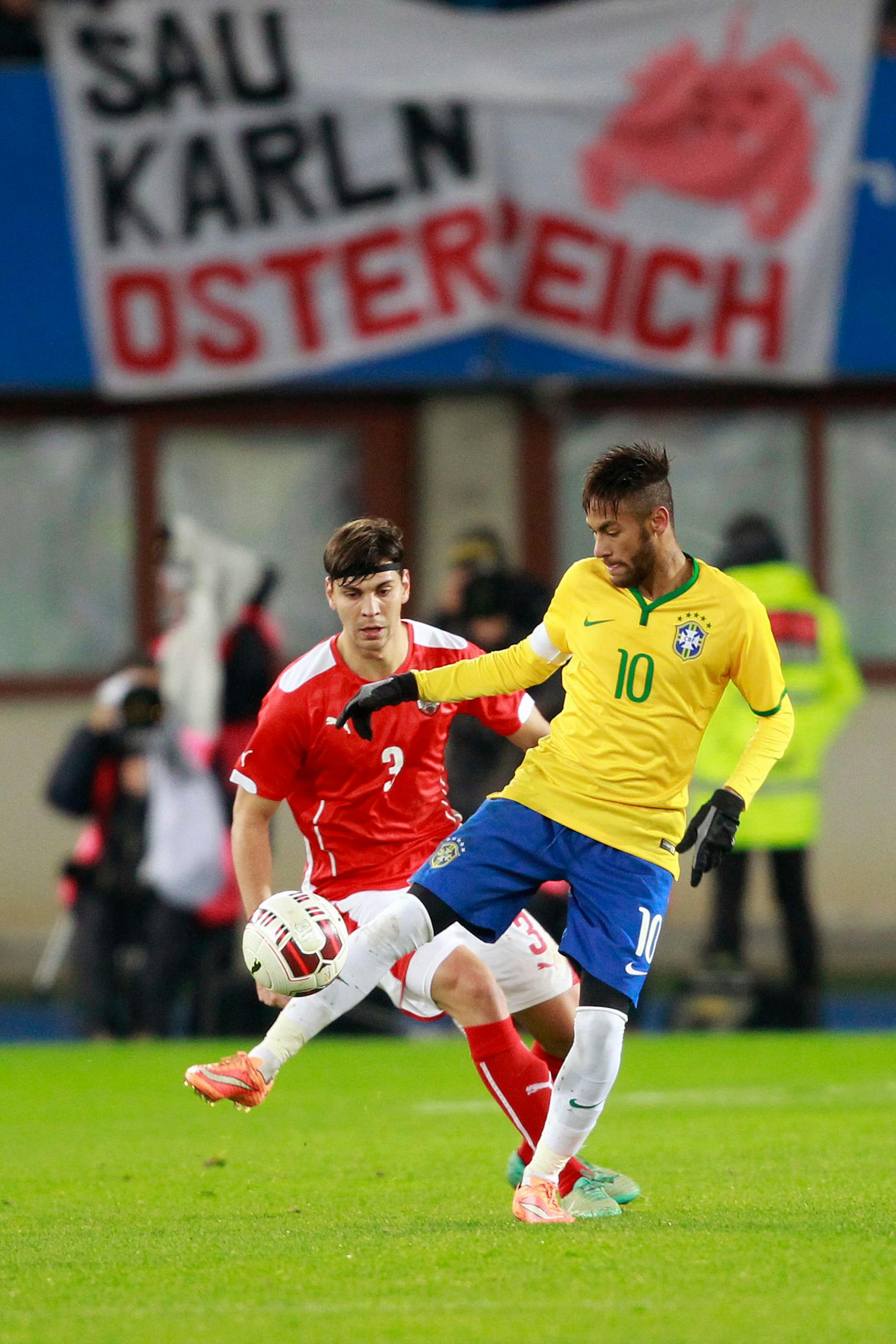 2014: Österreich verlor ein Testmatch gegen Brasilien mit 1:2. Dragovic (hier im Duell mit Neymar) erzielte eines seiner zwei Team-Tore.