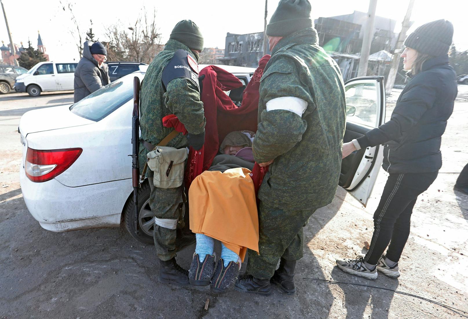 Viele andere fliehen aus der belagerten Stadt. Selbst die pro-russische Kämpfer sind nicht völlig herzlos und helfen betagten Menschen dabei.