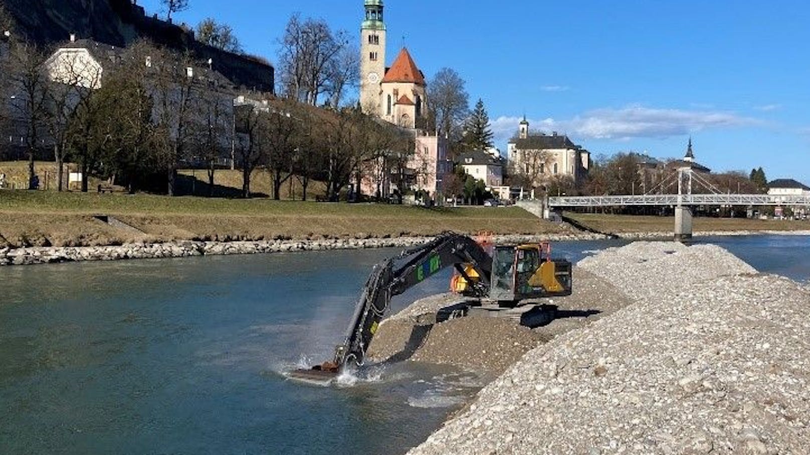 Mitte Februar fand ein Baggerfahrer in der Salzach in Salzburg einen Tresor. Jetzt ist klar: Es war die Beute vom Silvester-Einbruch in Bad Ischl.