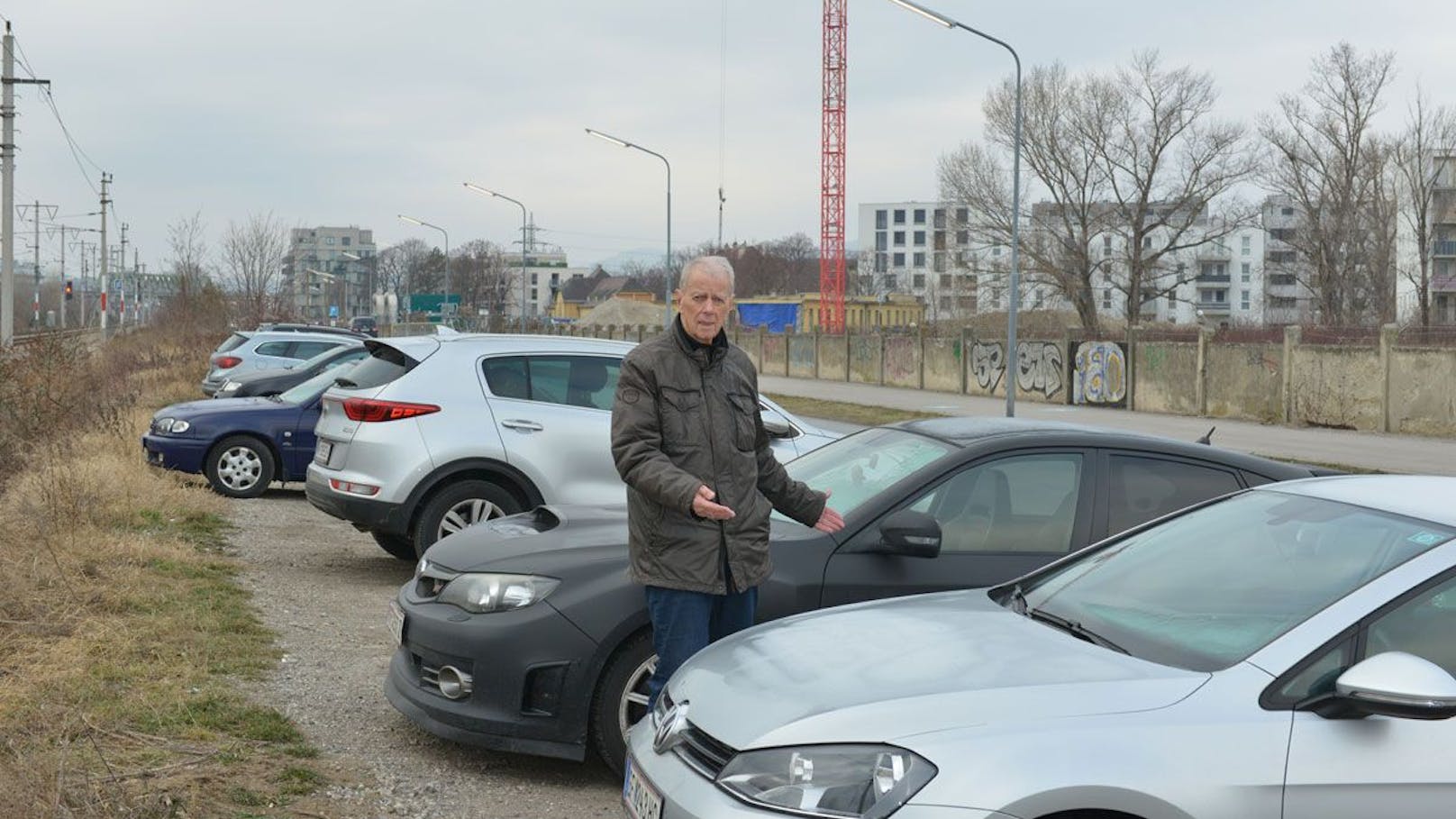 Auch auf dem Öbb-Areal stehen viele Autos, so Wiff-Bezirksrat Hans-Jörg Schimanek.