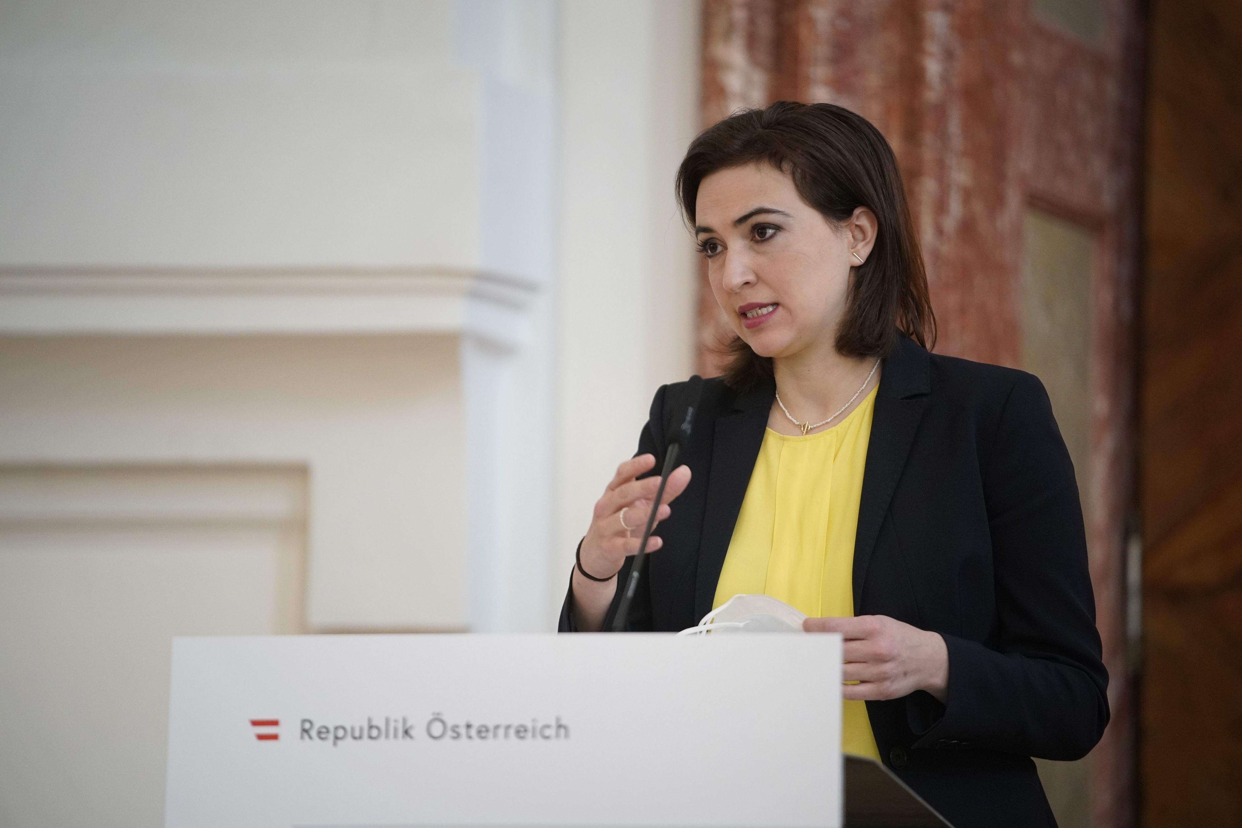 Ab April muss Justizministerin Alma Zadić die Mietpreise erhöhen.
