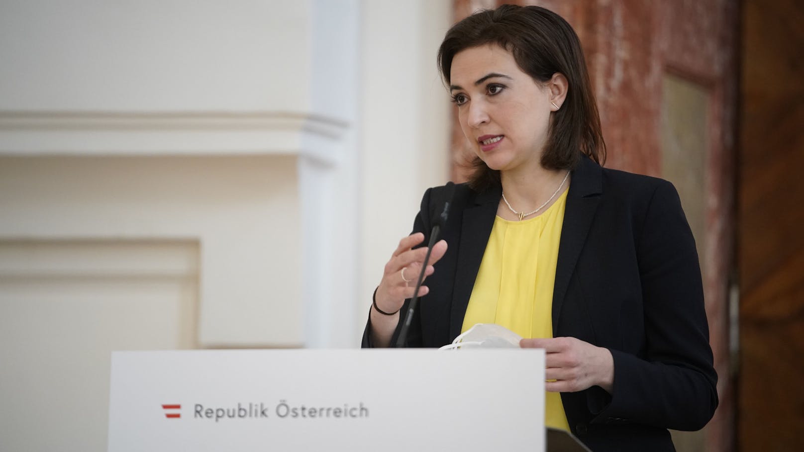 Ab April muss Justizministerin Alma Zadić die Mietpreise erhöhen.