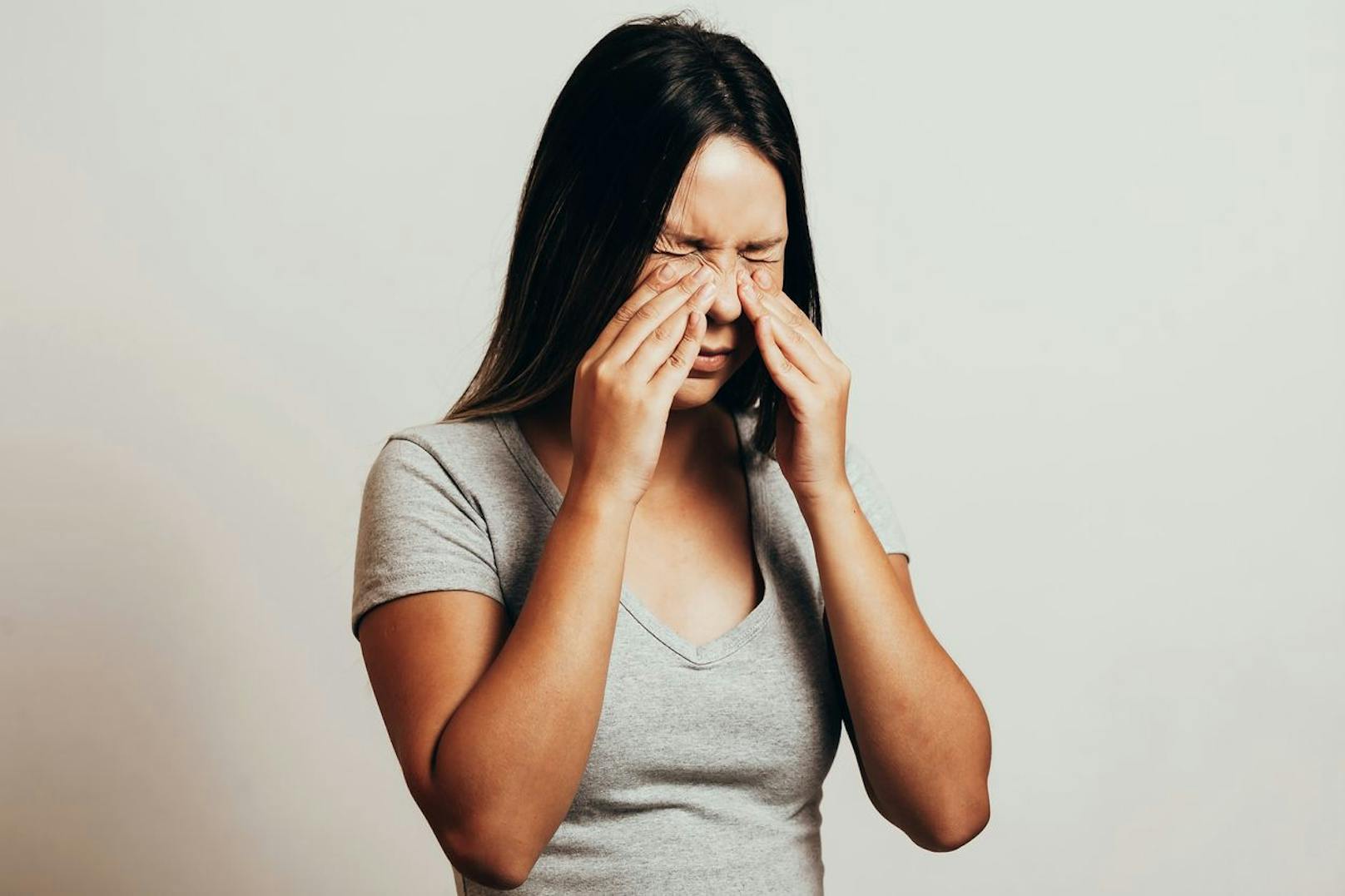 Eine Augenmigräne kann auftreten, wenn du ein Kitzeln oder ein Stechen an deinen Händen und im Gesicht spürst. Dies liegt daran, dass deine Nerven geschwächt sind und auch eine Durchblutungsstörung kann etwas damit zu tun haben.