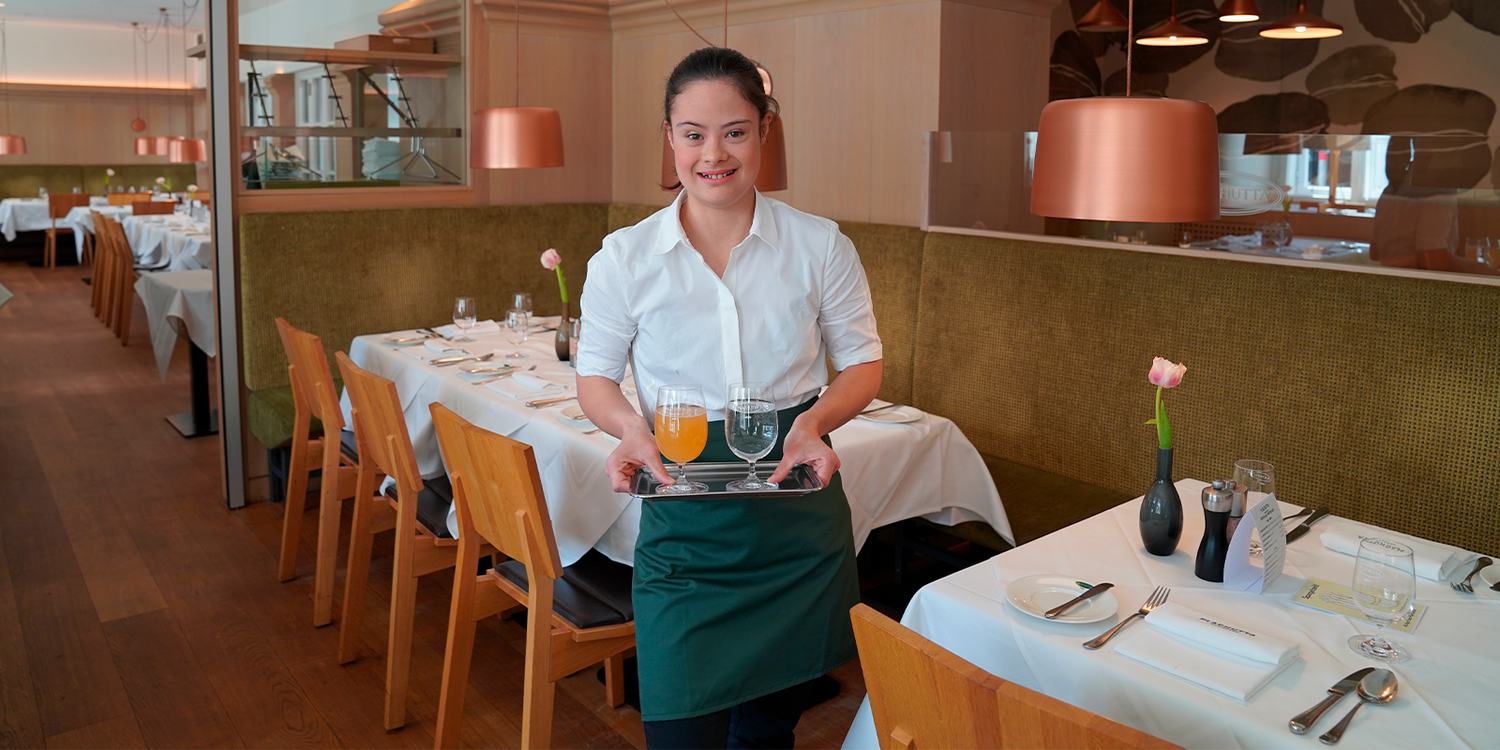 Seit März ist Fiona (25) als Servierkraft im Einsatz.