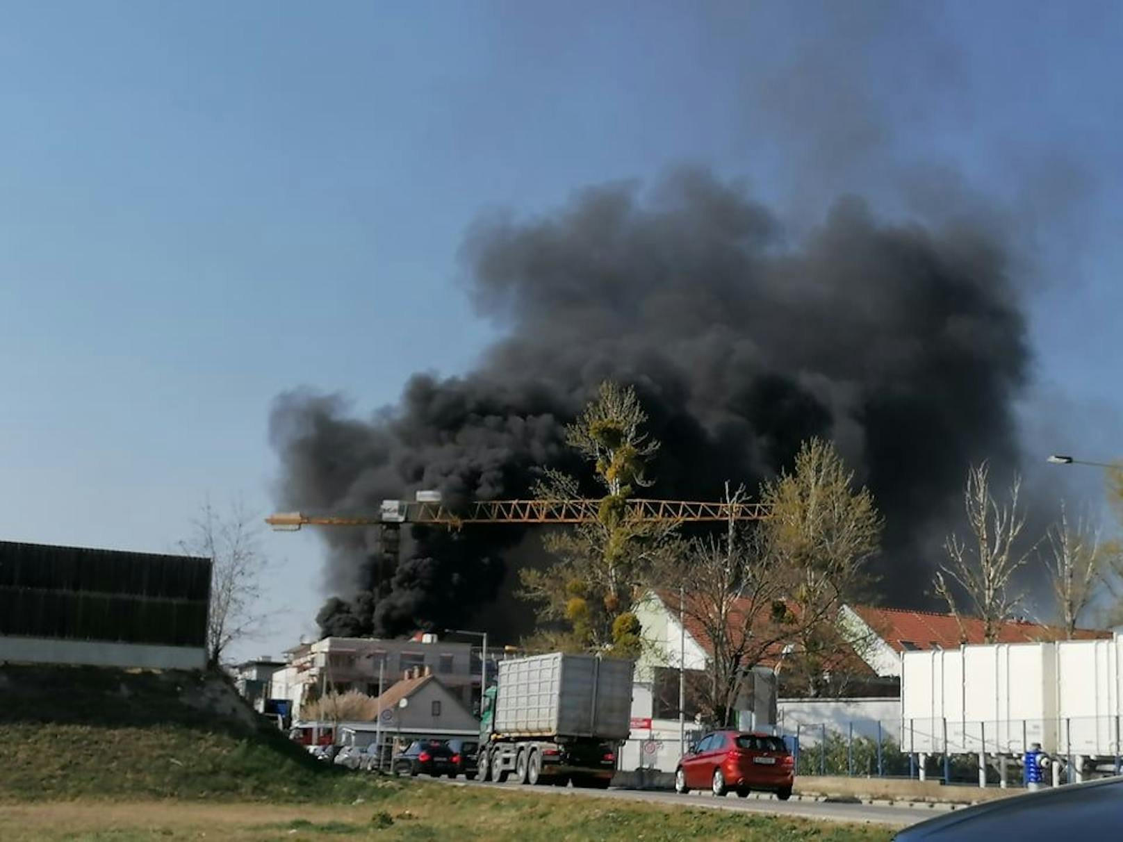 Riesige Rauchsäule bei Wien – Wohnhaus in Flammen