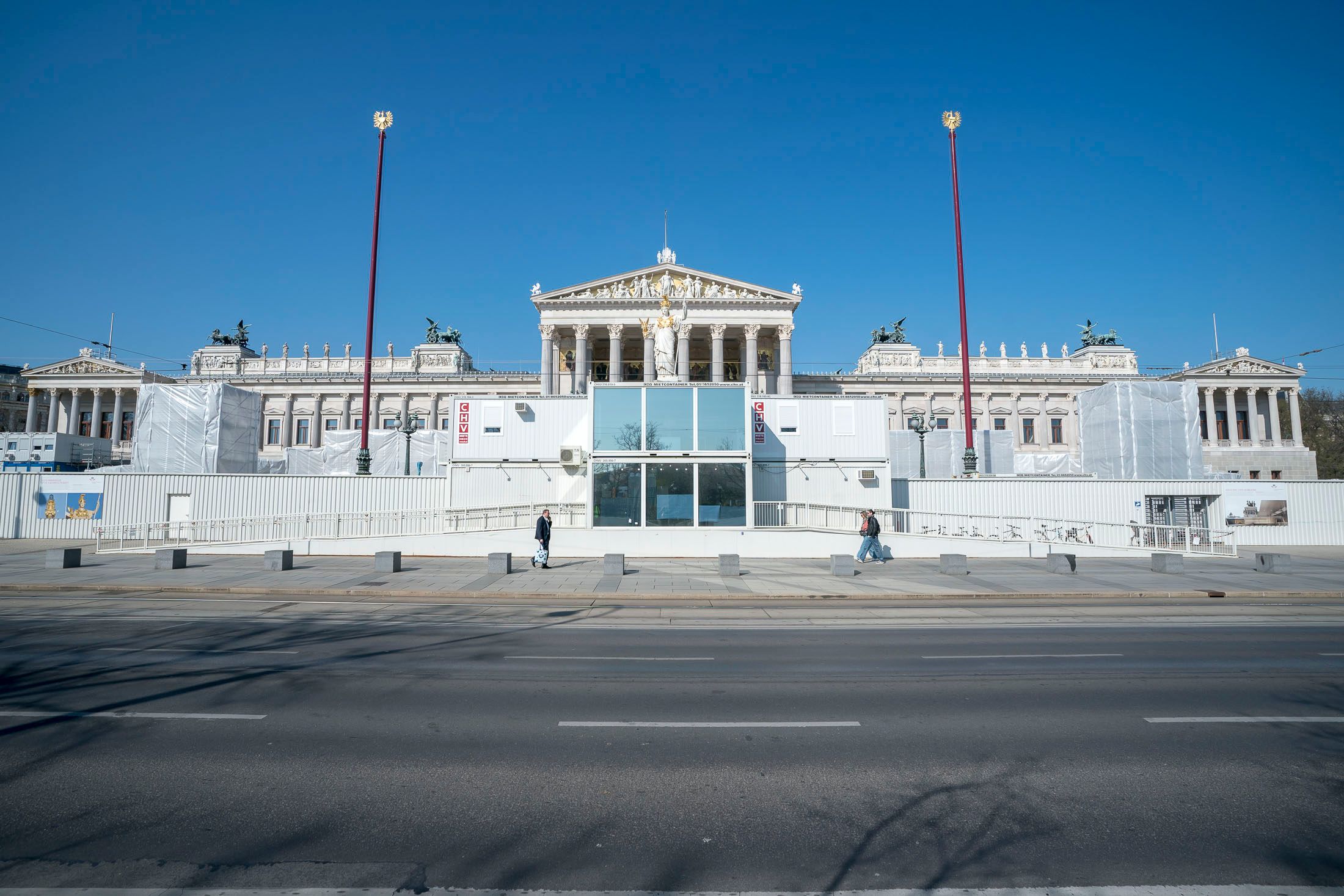 Die Außenarbeiten am Parlament sind fast abgeschlossen.