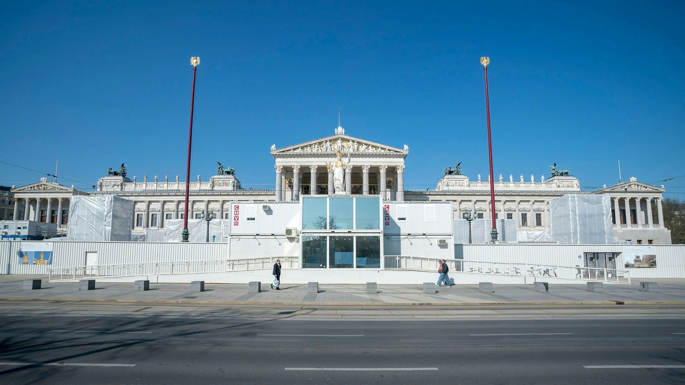 Die Außenarbeiten am Parlament sind fast abgeschlossen.