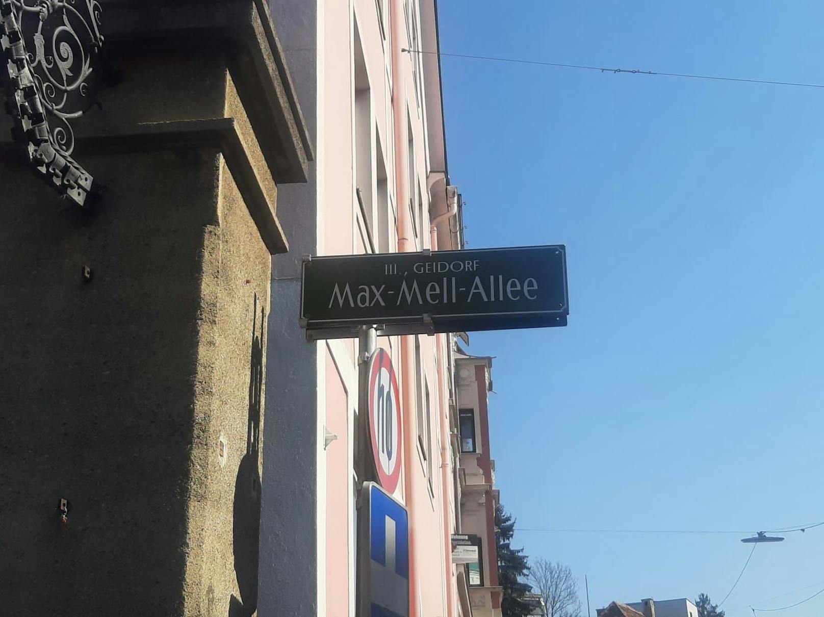 Die Max-Mell-Allee ist nach einem deutschnationalen Dichter zur Zeiten des Zweiten Weltkriegs benannt.