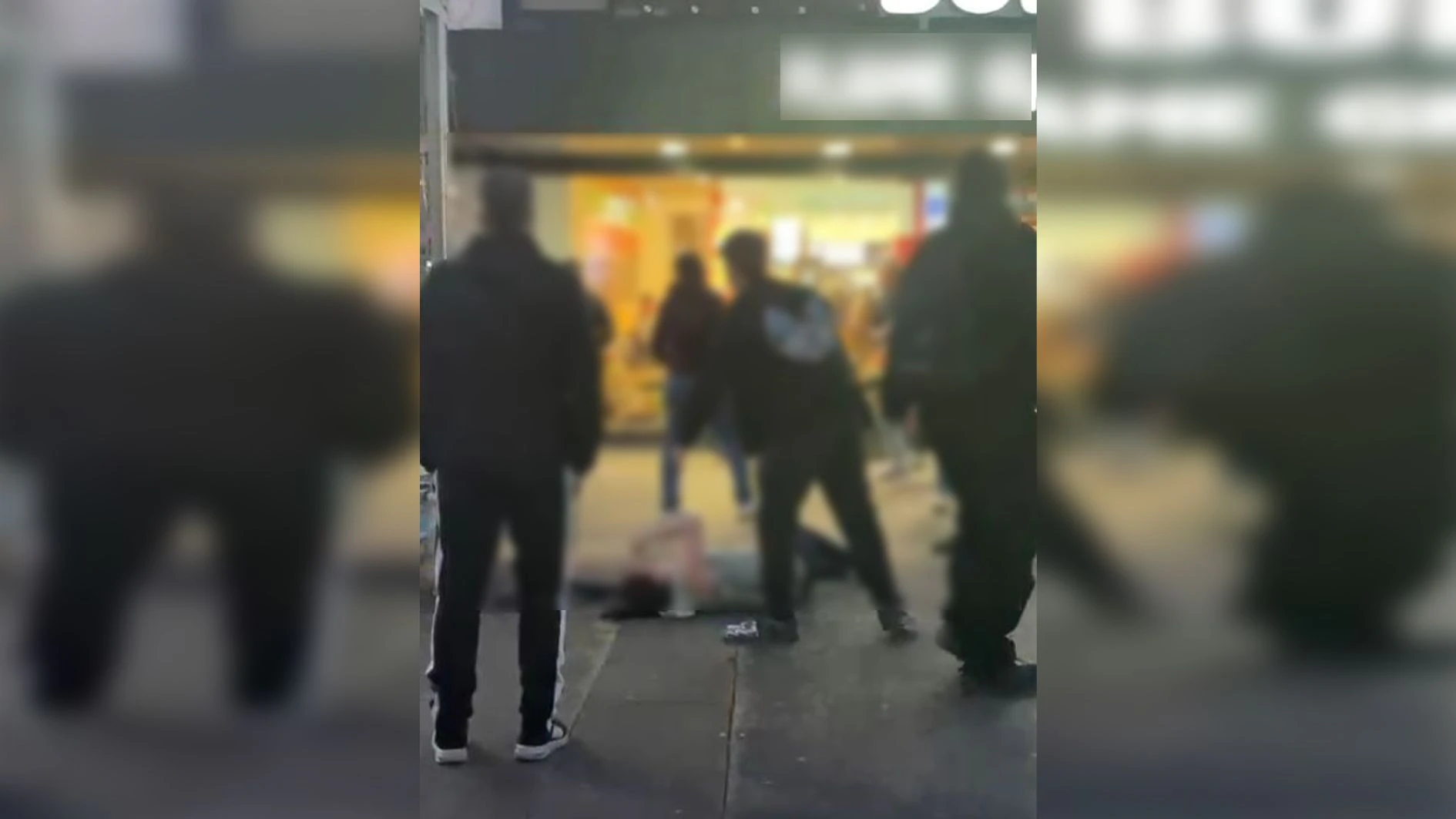 Über acht Personen schlugen an dem Abend aufeinander ein.