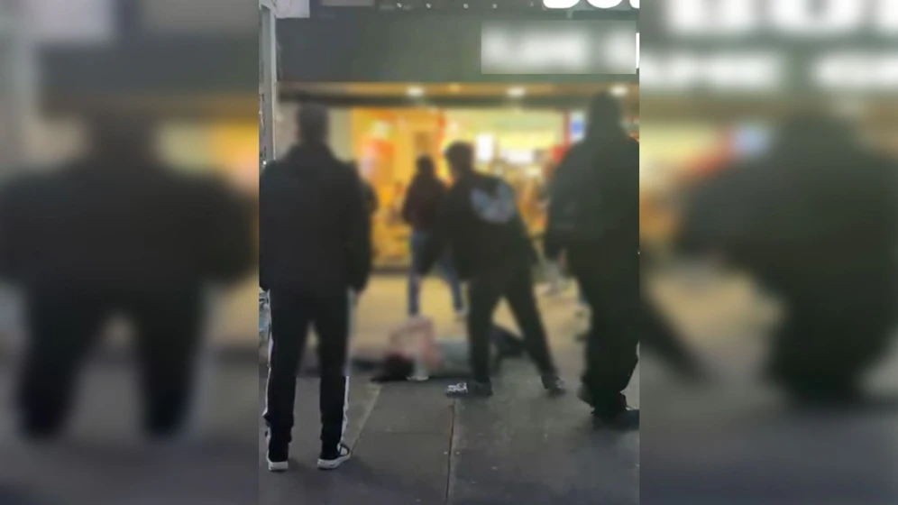 Über acht Personen schlugen an dem Abend aufeinander ein.