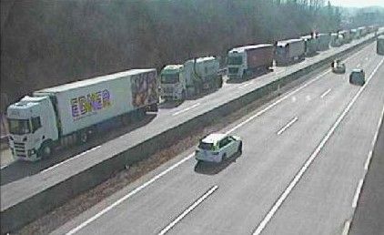 Die A1 ist im Unfallbereich komplett gesperrt, der Stau ist schon zehn Kilometer lang.