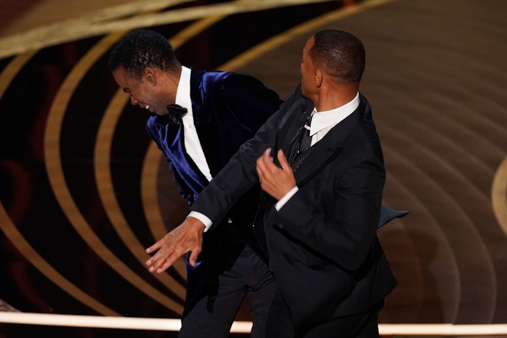 Hier wird Chris Rock von Will Smith attackiert.