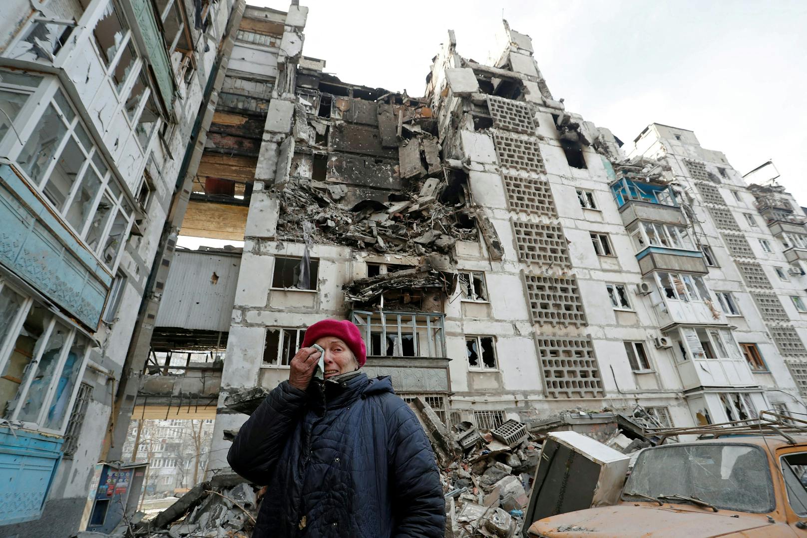 Mariupol-Bewohnerin Valentina Demura (70) in Tränen vor ihrem zerstörten Appartement.
