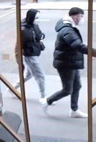 Der linke Mann soll am 25. Februar einen Raubversuch auf der Gumpendorfer Straße verübt haben.