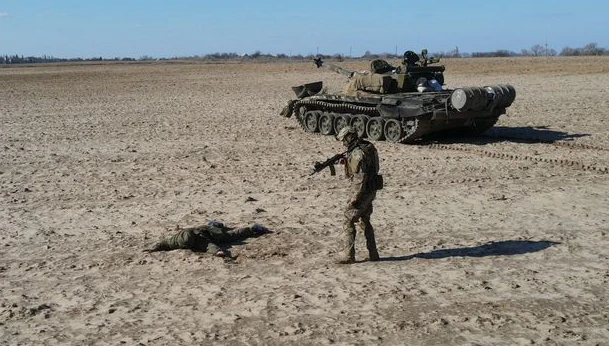 Dieses Bild soll die Kapitulation und Gefangennahme des russischen Panzer-Fahrers zeigen.