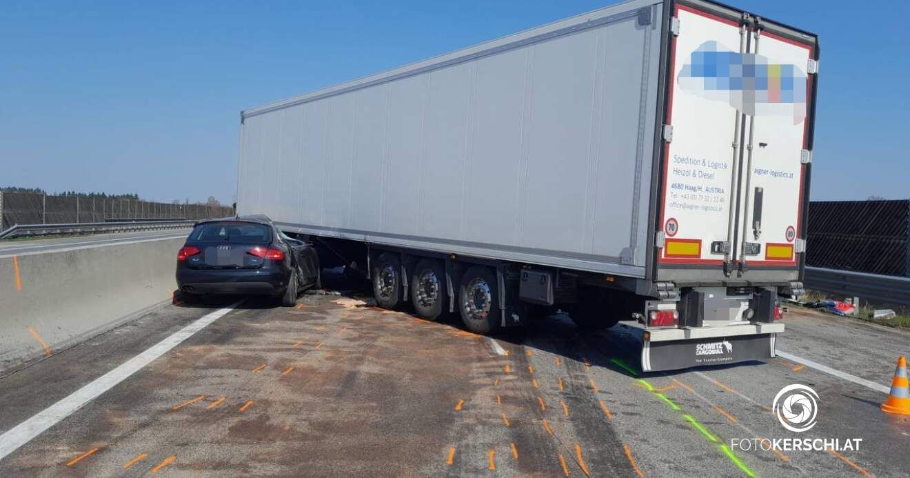 Der Lkw-Fahrer wurde getötet, zwei weitere Unfall-Beteiligte schwer verletzt.