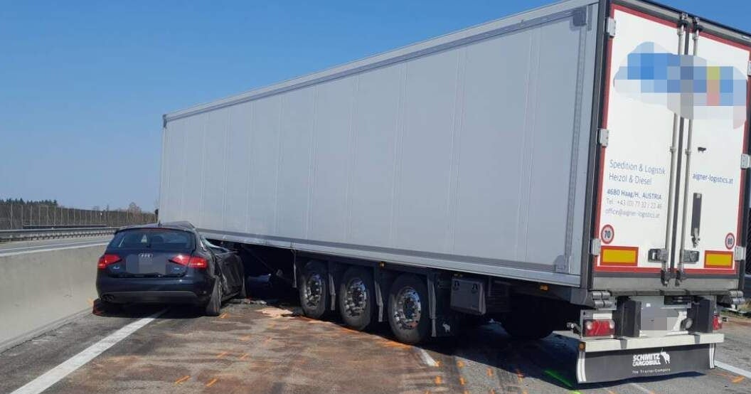 Eine Person wurde getötet und zwei Beteiligte schwer verletzt. 