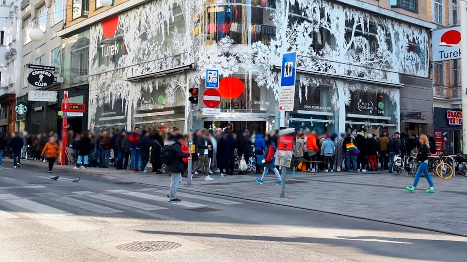 Am Wochenende wurde der Swatch-Store auf der Mahü belagert.