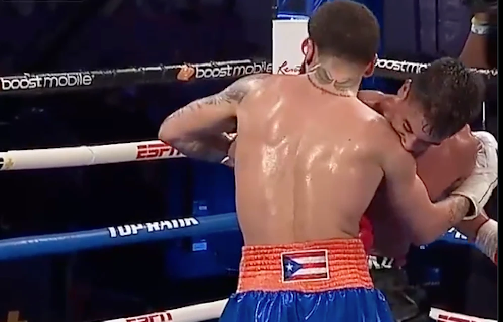 Nicolas Pablo Demario beißt Josue Vargas.