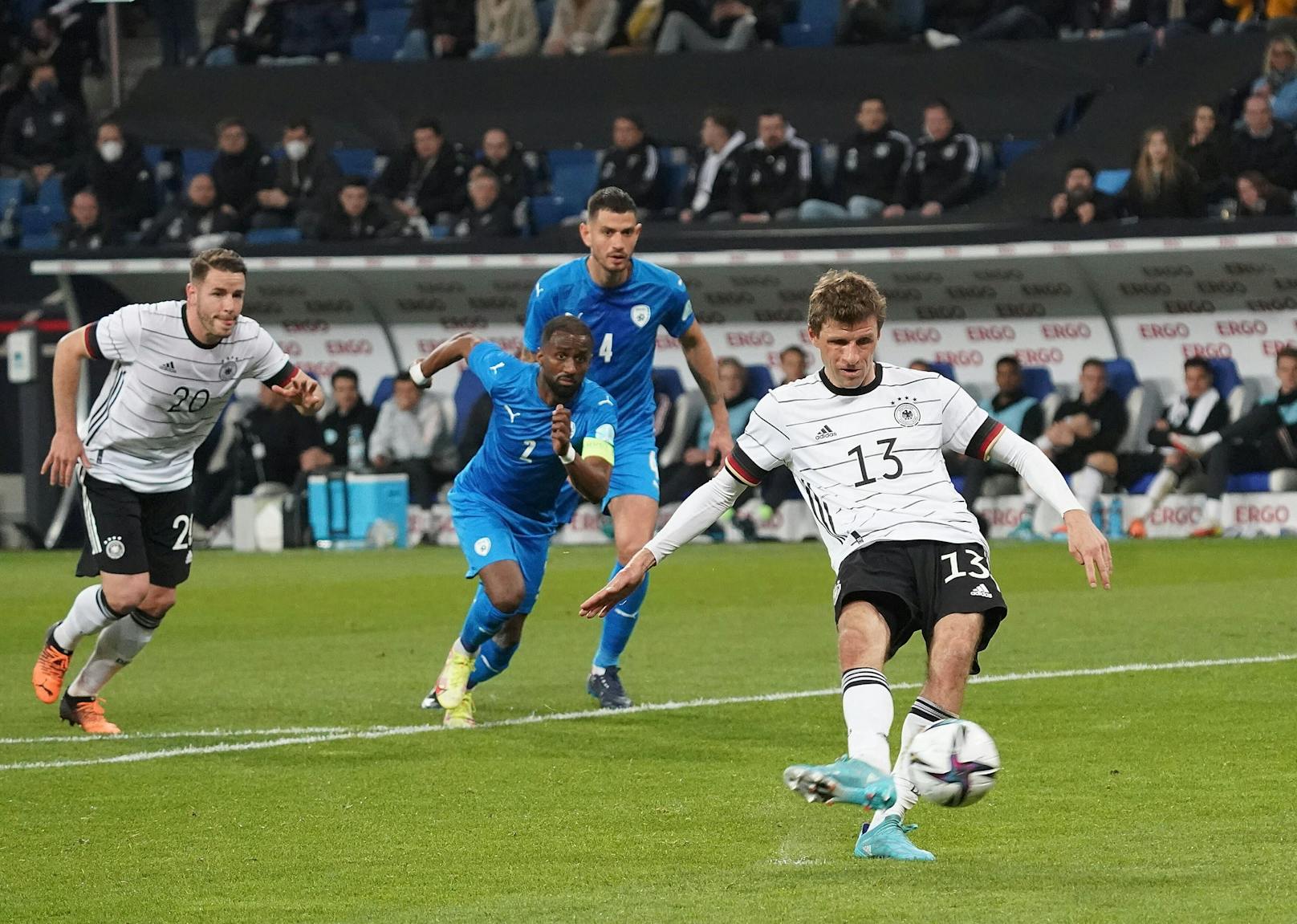 Thomas Müller verschießt gegen Israel einen Elfmeter.