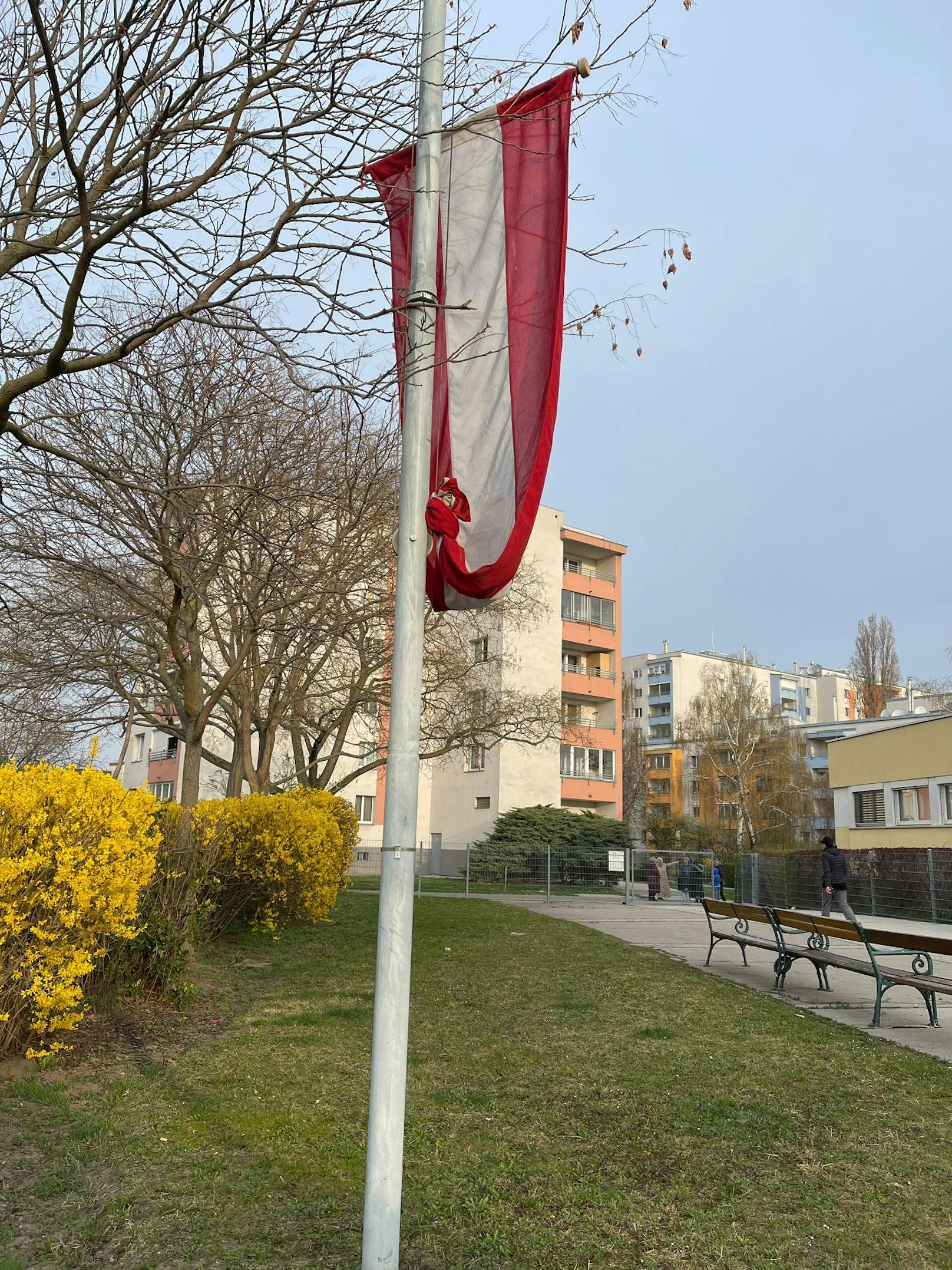 Die Österreich-Fahne vor der Simmeringer Volksschule hängt auf Halbmast. 