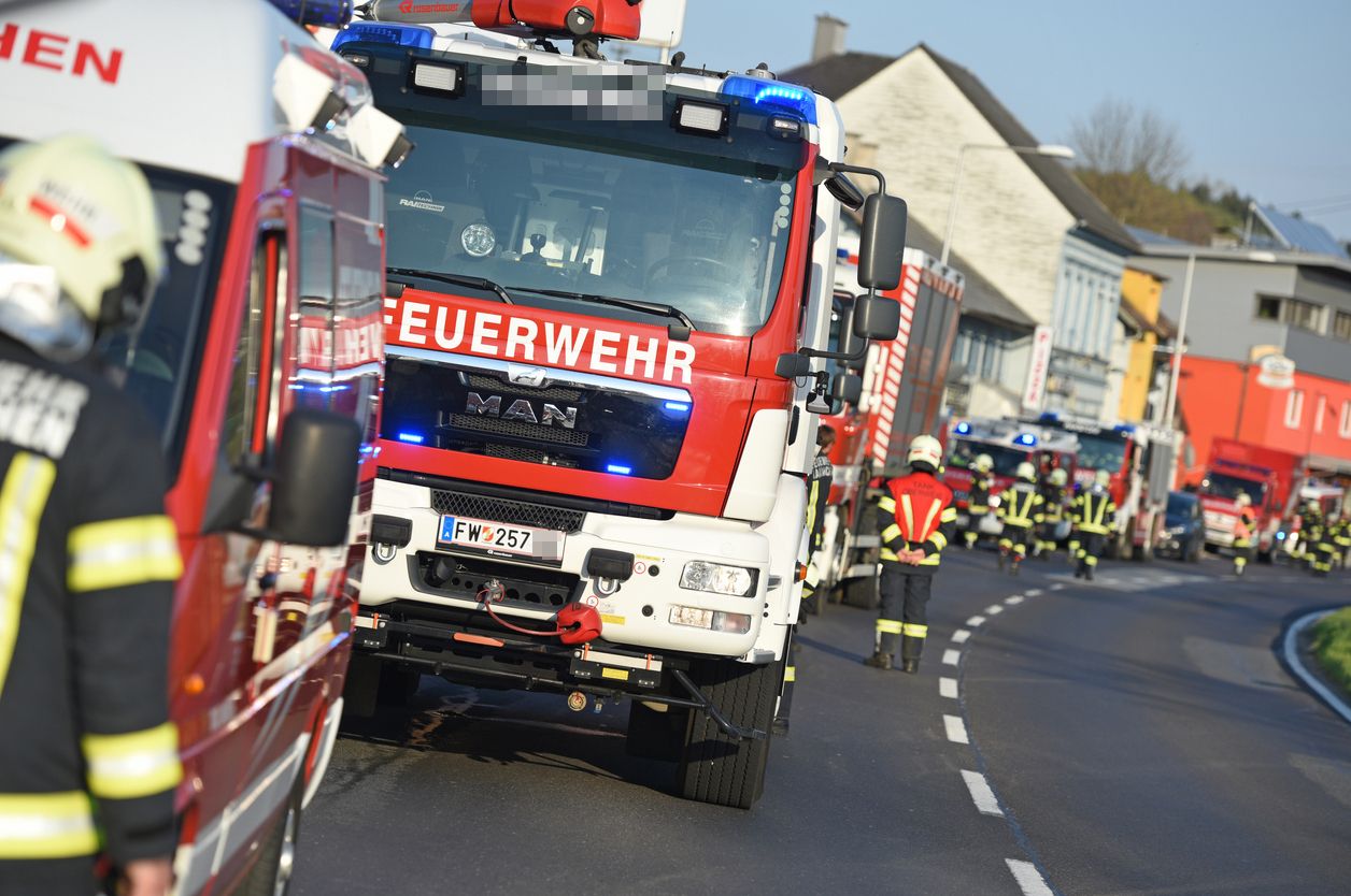 Die Feuerwehr war rasch mit einem Großaufgebot vor Ort.