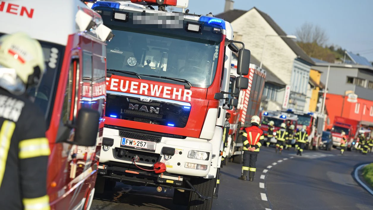 Die Feuerwehr war rasch mit einem Großaufgebot vor Ort.