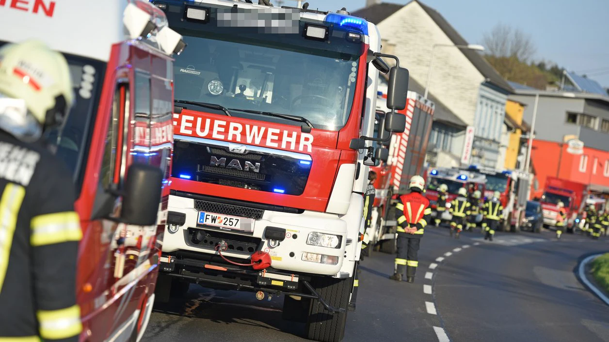 Die Feuerwehr war rasch mit einem Großaufgebot vor Ort.