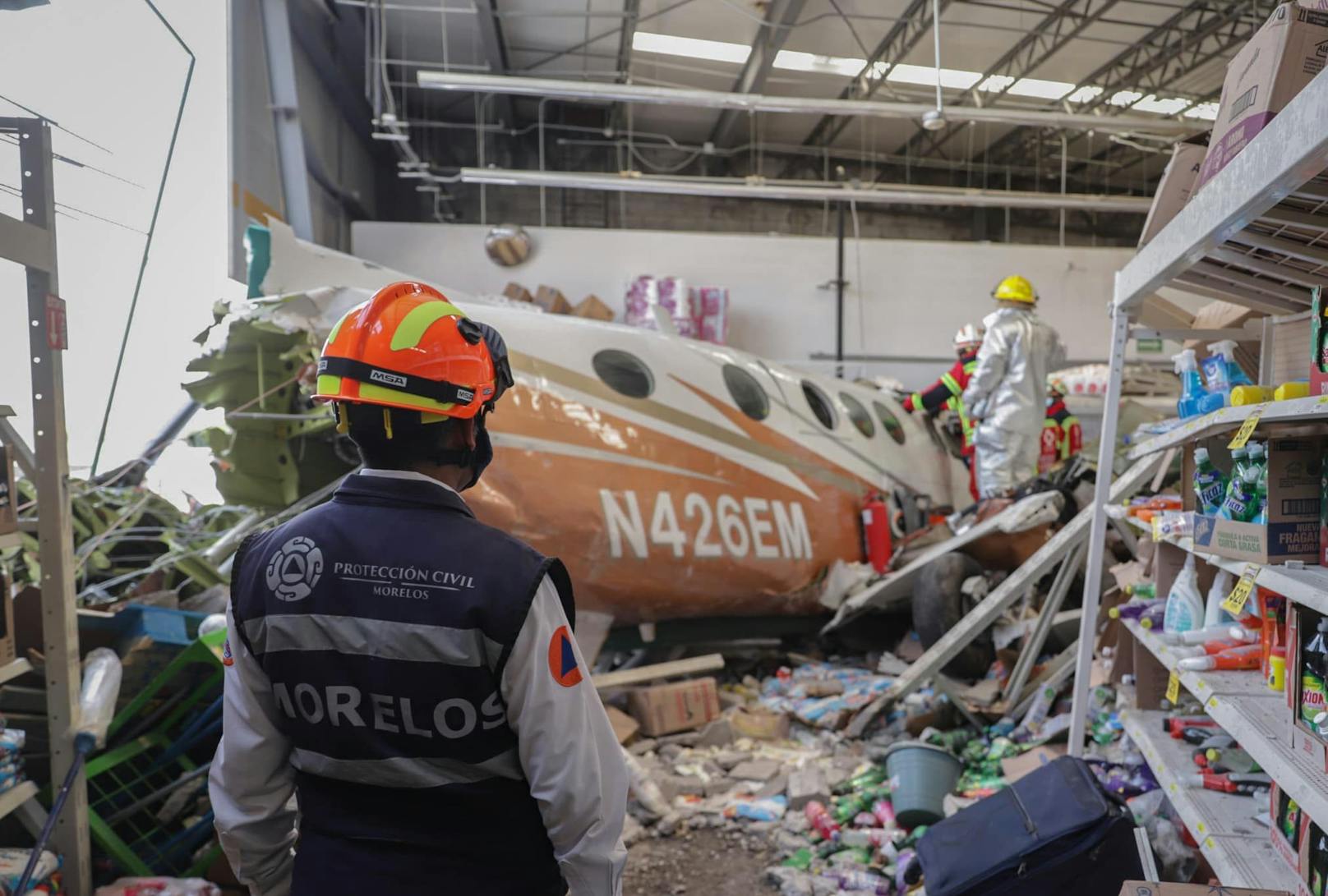 Im mexikanischen Temixco ist am 28. März 2022 ein Kleinflugzeug in einen Supermarkt gestürzt.