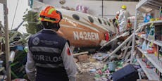 Flugzeug stürzt mitten in Supermarkt – mehrere Tote