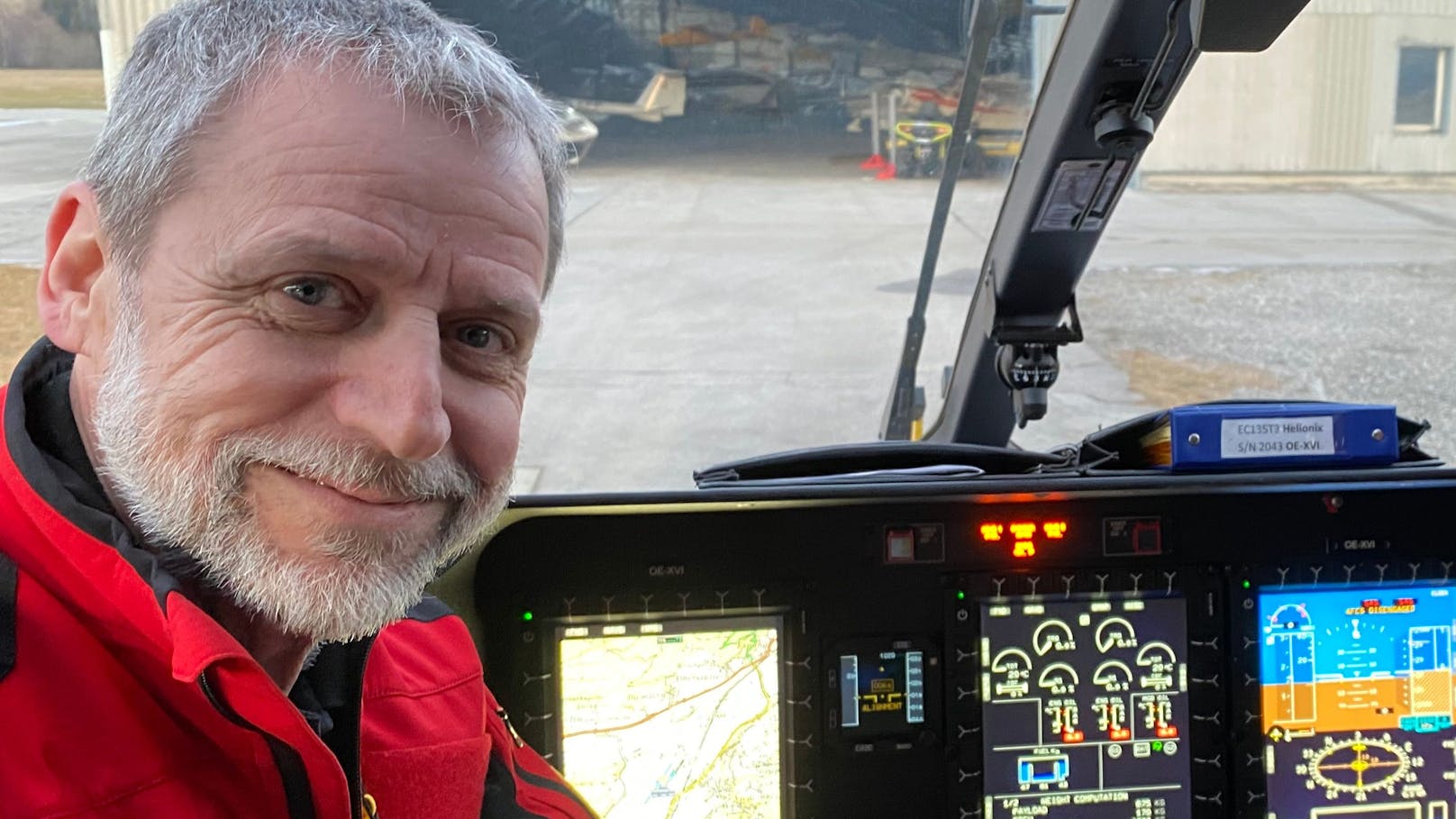 Flugretter Werner (60) tauscht nach 34 Jahren das Heli- mit dem Pensionisten-Wohnmobil-Cockpit.