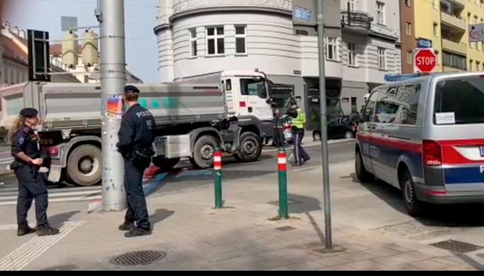 An der Kreuzung Landstraße Hauptstraße Ecke Apostelgasse in Wien wurde die Frau von dem Lastwagen erfasst.