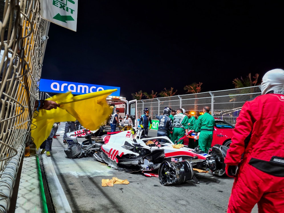 Mick Schumacher ist in Dschidda spektakulär abgeflogen. 