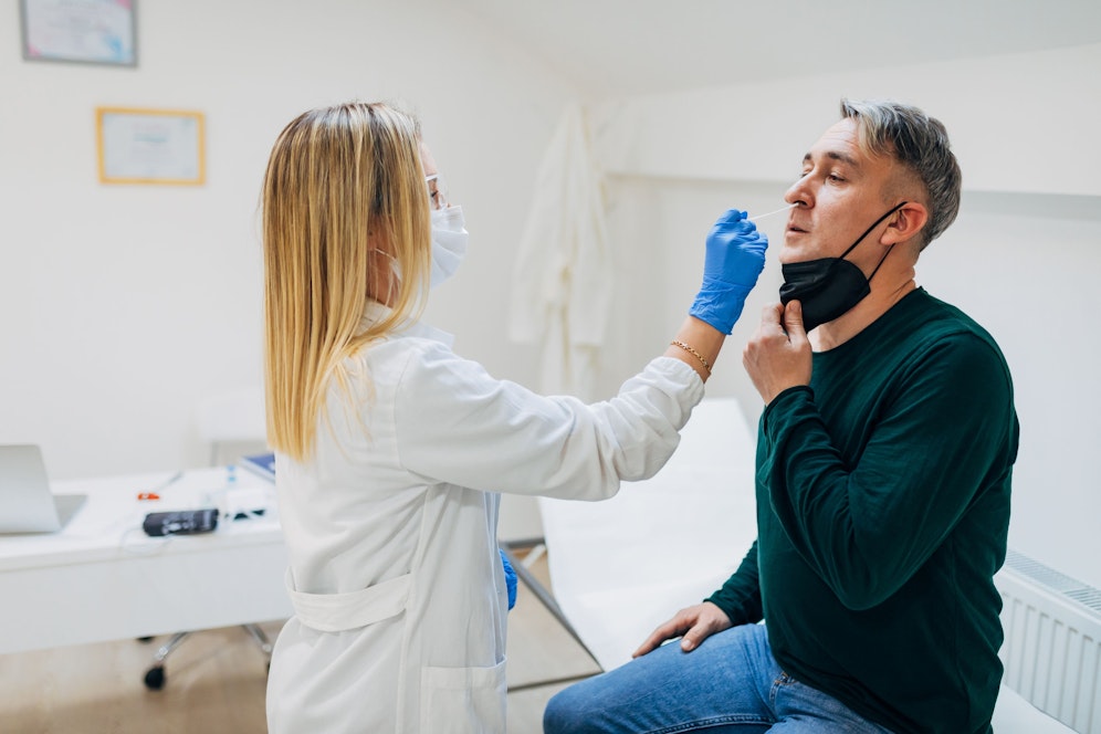 Ärztin führt einen Coronatest durch.