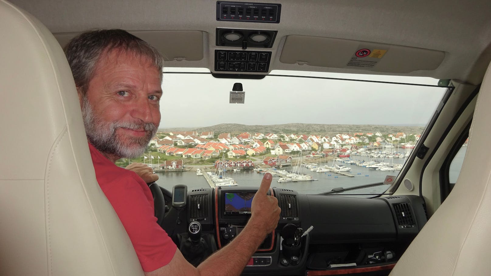 Künftig sitzt Werner Lang hier: im Cockpit seines Wohnmobils.              