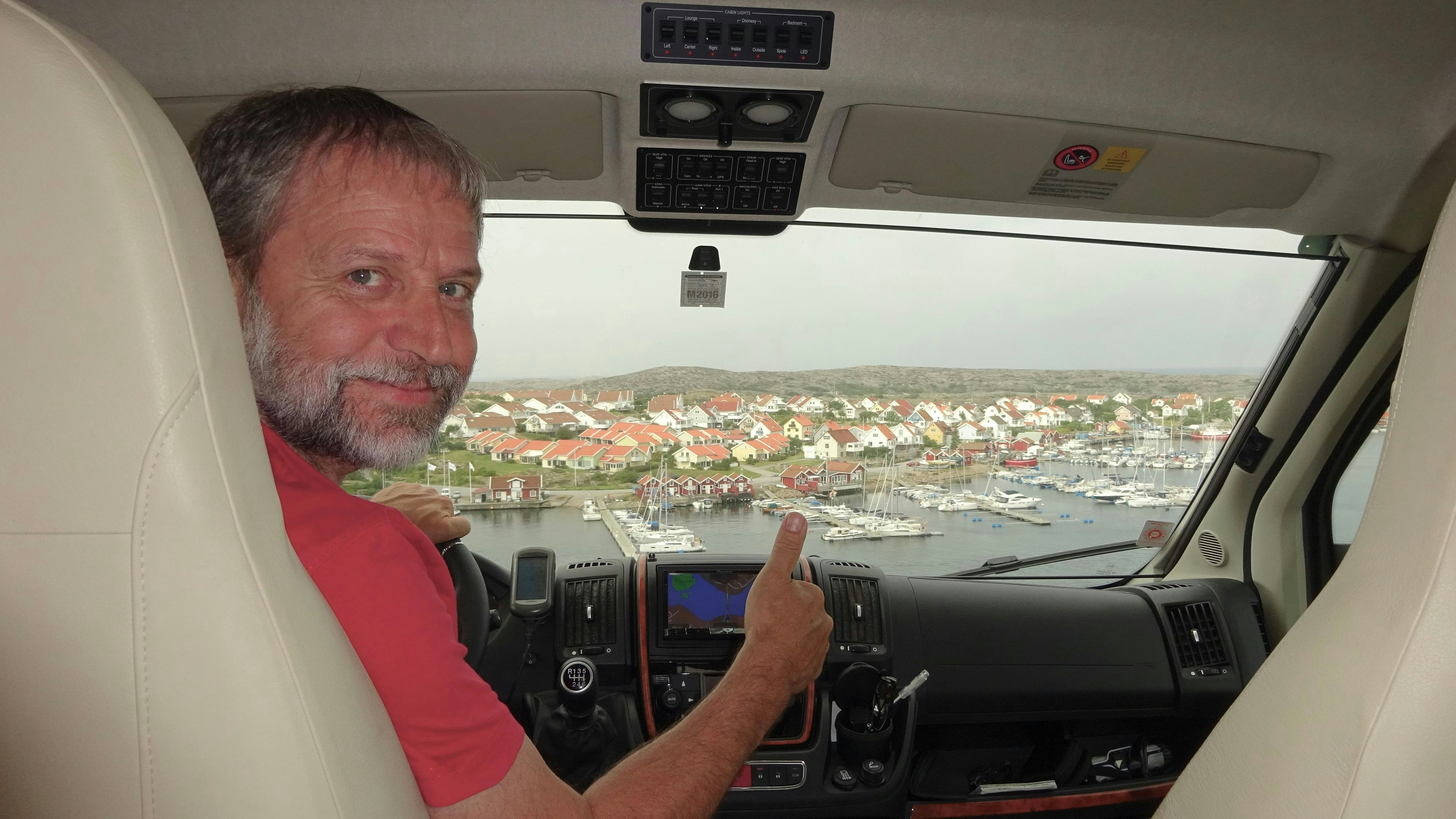 Künftig sitzt Werner Lang hier: im Cockpit seines Wohnmobils.              