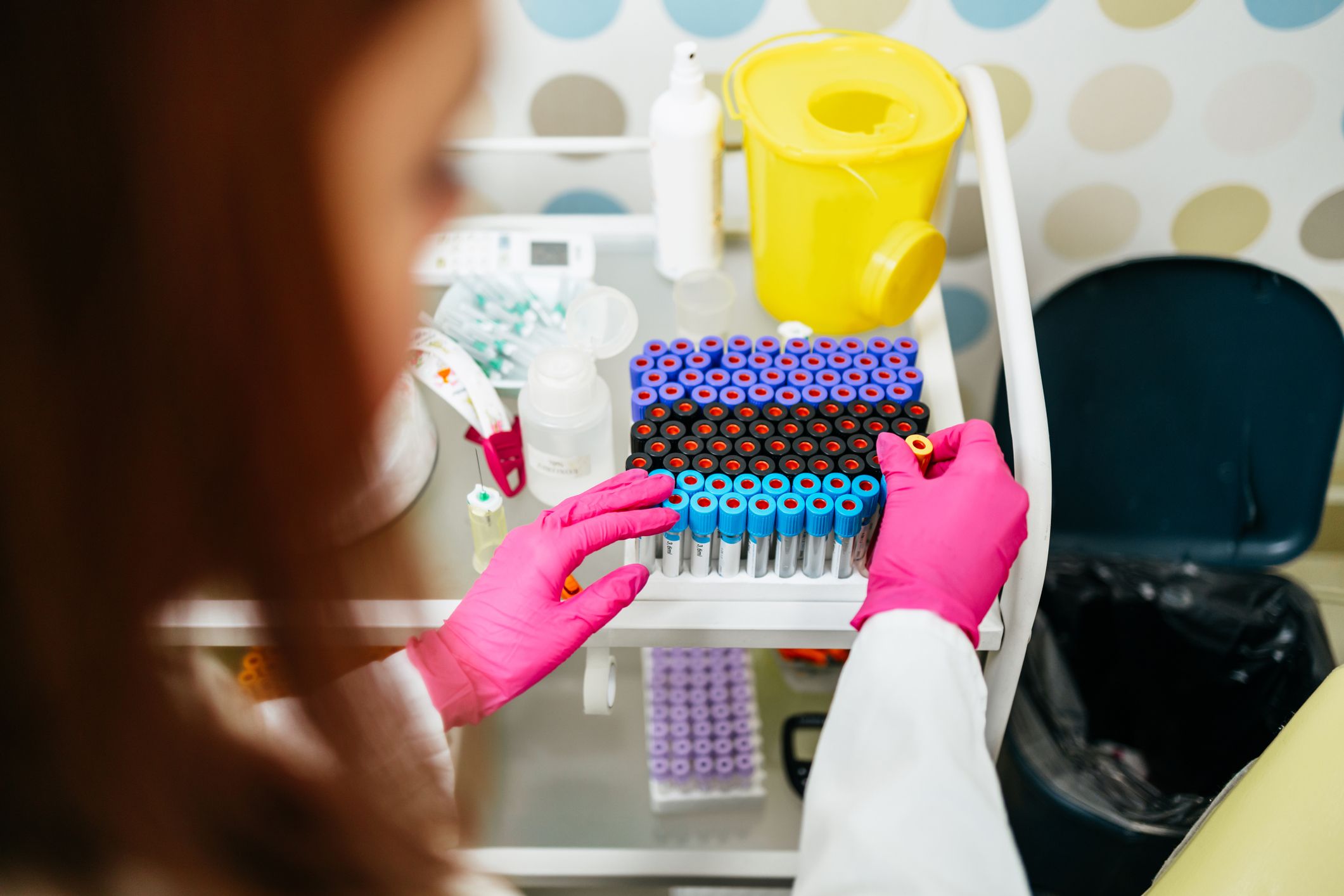 Blutproben bei der Analyse auf eine Corona-Infektion (Archivfoto)