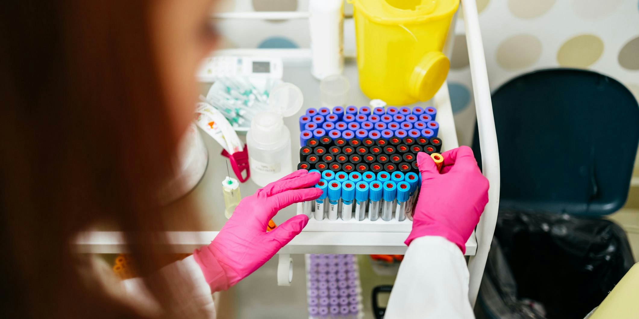 Blutproben bei der Analyse auf eine Corona-Infektion (Archivfoto)