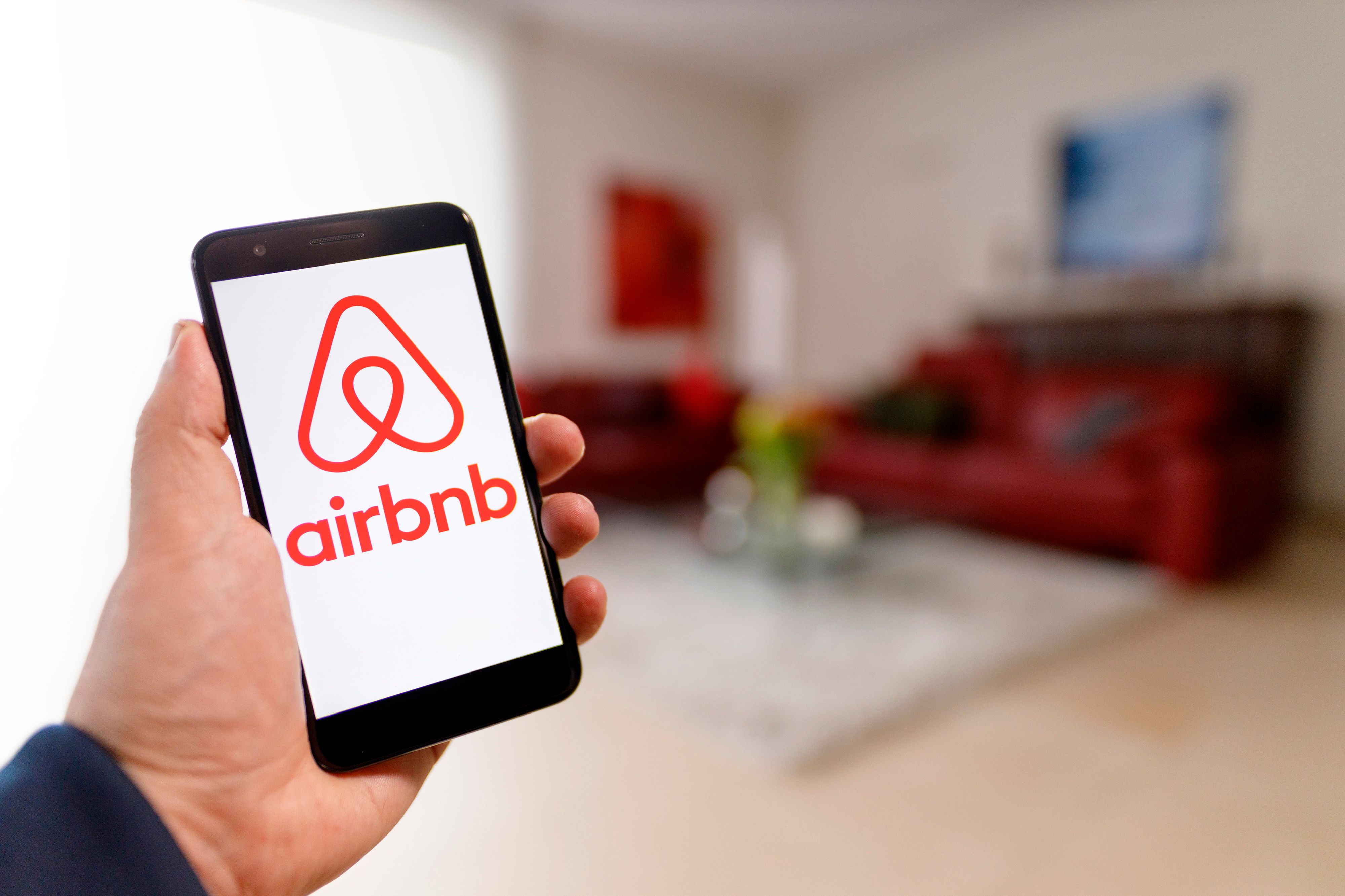 Download von www.picturedesk.com am 29.03.2022 (11:02).  March 7, 2021, KÃ¶ln, Nordrhein-Westfalen, Deutschland: Das Logo des Wohnraumvermittlers Airbnb auf einem Mobiltelefon. Das Unternehmen, welches als Online-Marktplatz fÃ¼r Ferienwohnungen, Zimmer und UnterkÃ¼nfte in StÃ¤dten weltweit agiert, wurde durch die Corona-Pandemie hart getroffen. Trotz Verlusten im Corona-Jahr 2020 rechnet der Konzern mit einem Comeback der Reisebranche. (Credit Image: © Future-Image via ZUMA Press) - 20210307_PD14511 - Rechteinfo: Rights Managed (RM)