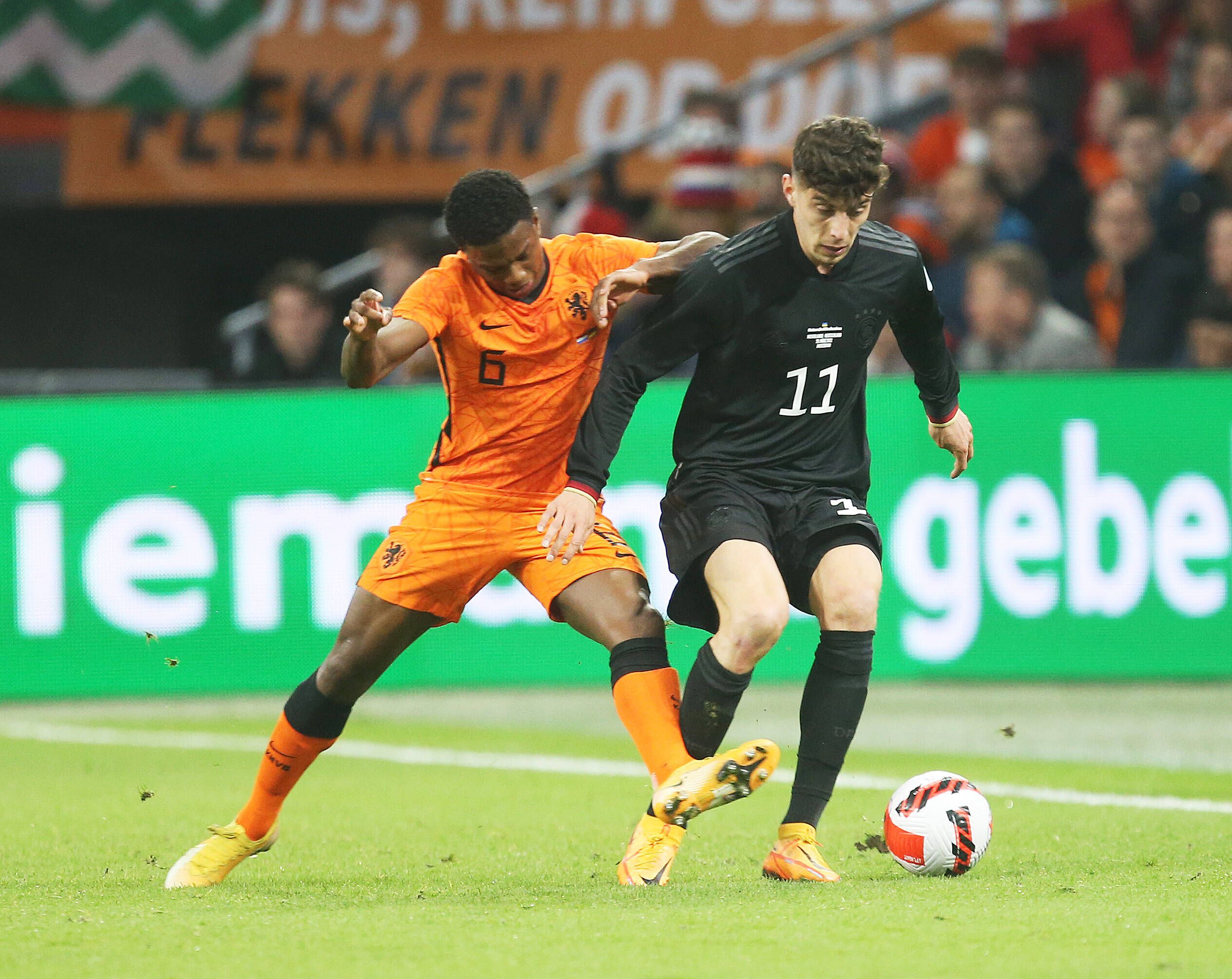 Tyrell Malacia im Duell mit Kai Havertz. 