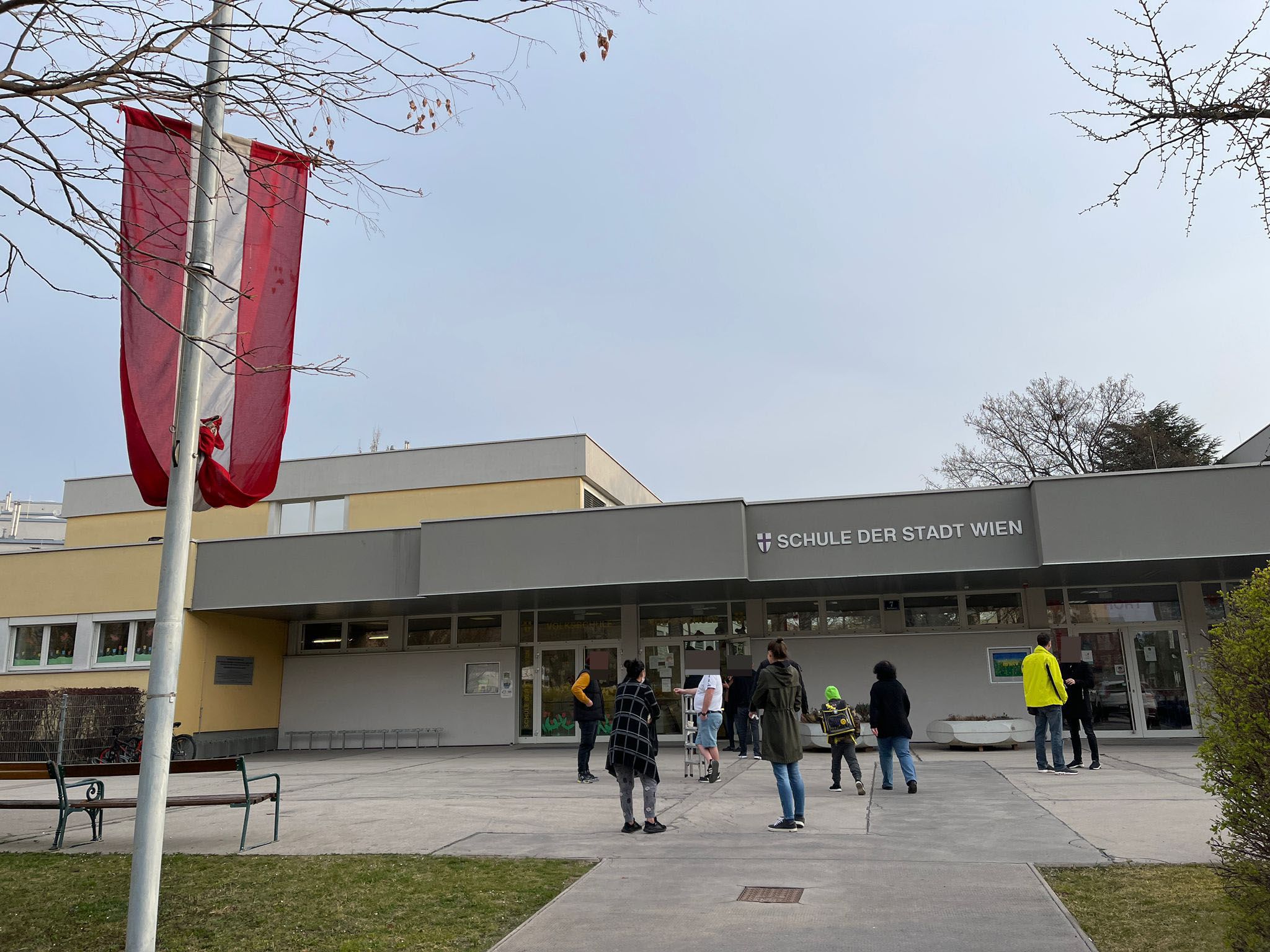 Für den in einer Wiener Schule tot aufgefundenen Schulwart wurde ein Spendenkonto zugunsten seiner Familie eingerichtet.